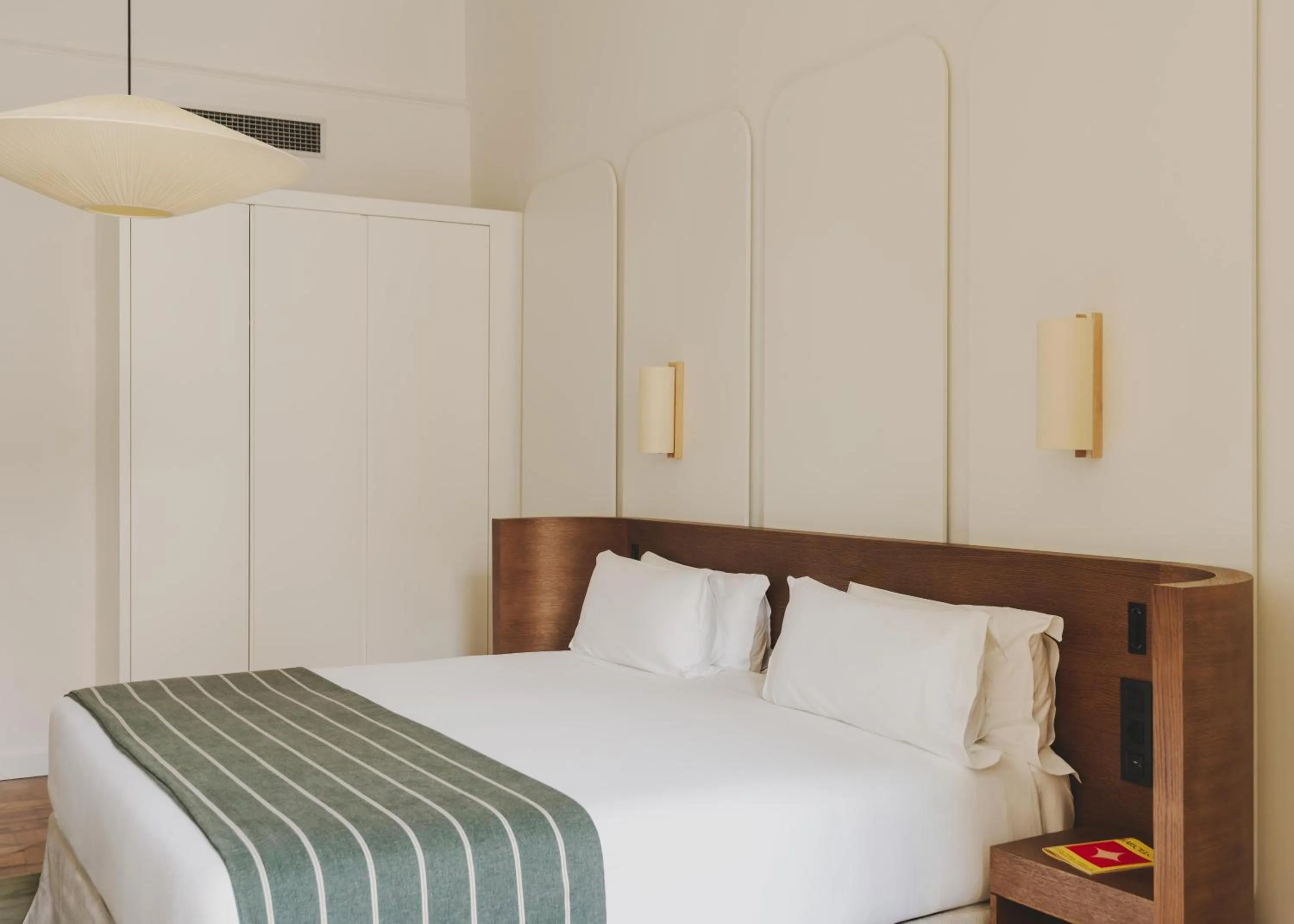 Photo of the whole room, Bed in Hotel Regina Barcelona