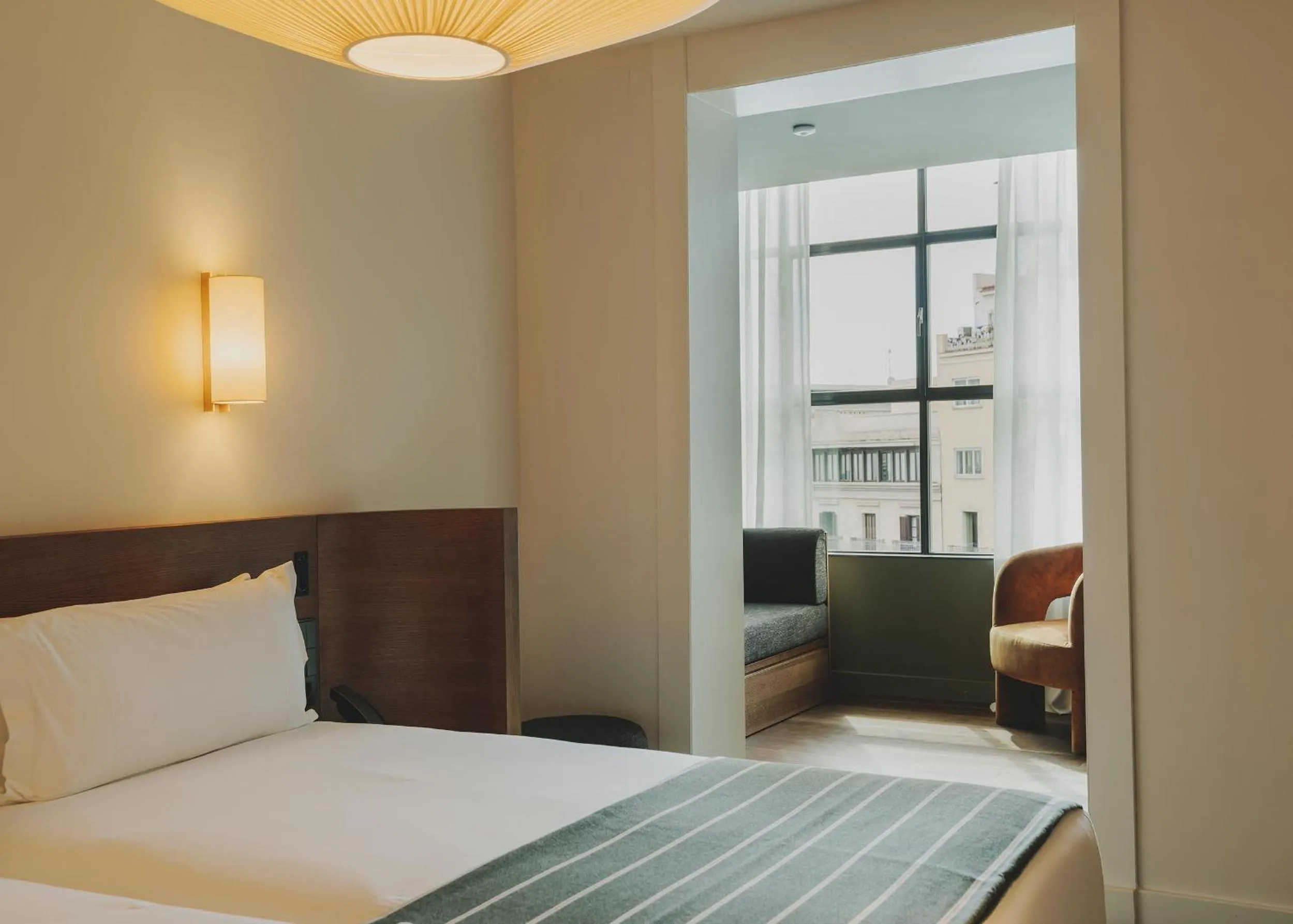 Photo of the whole room, Bed in Hotel Regina Barcelona