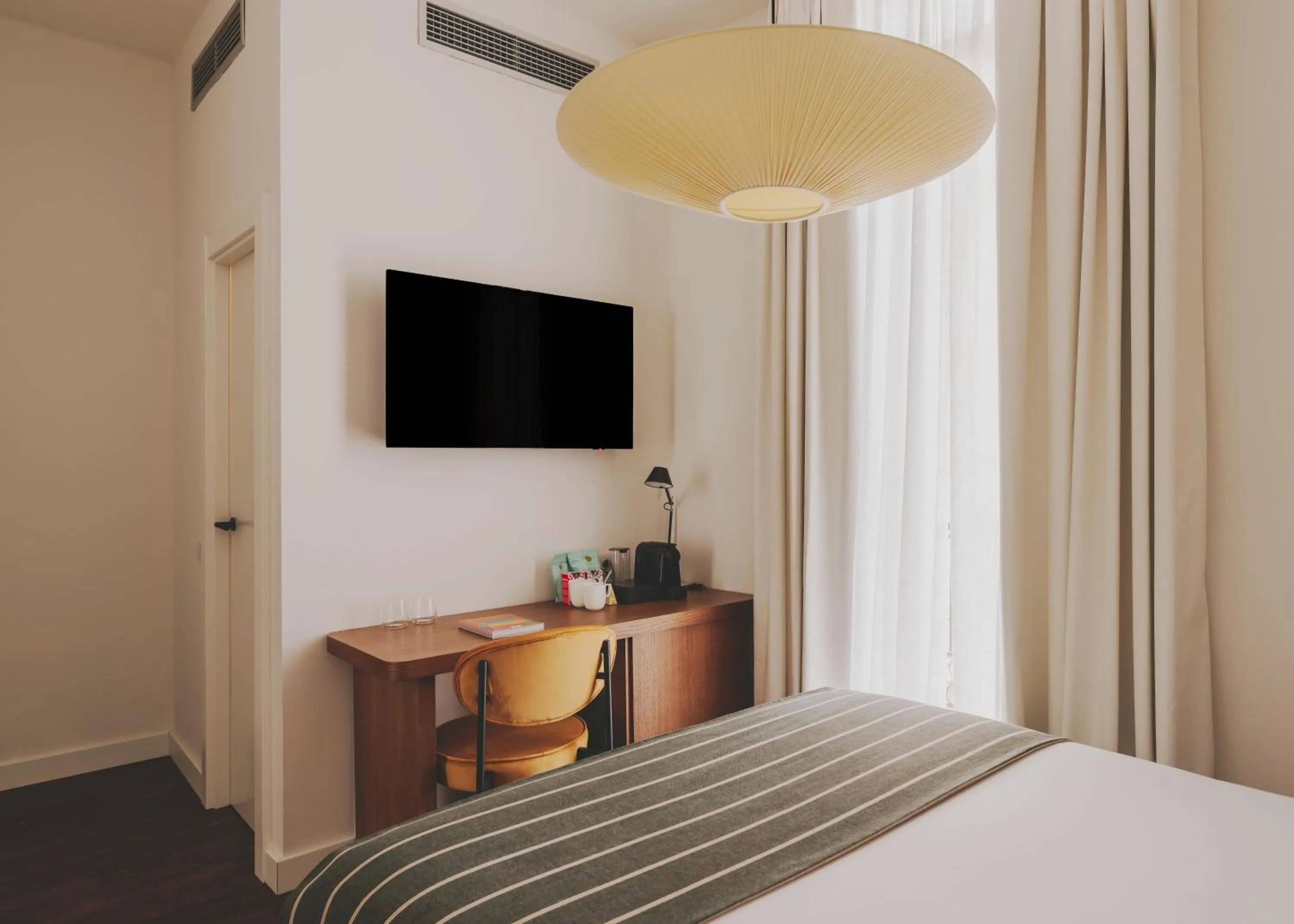 Photo of the whole room, Bed in Hotel Regina Barcelona