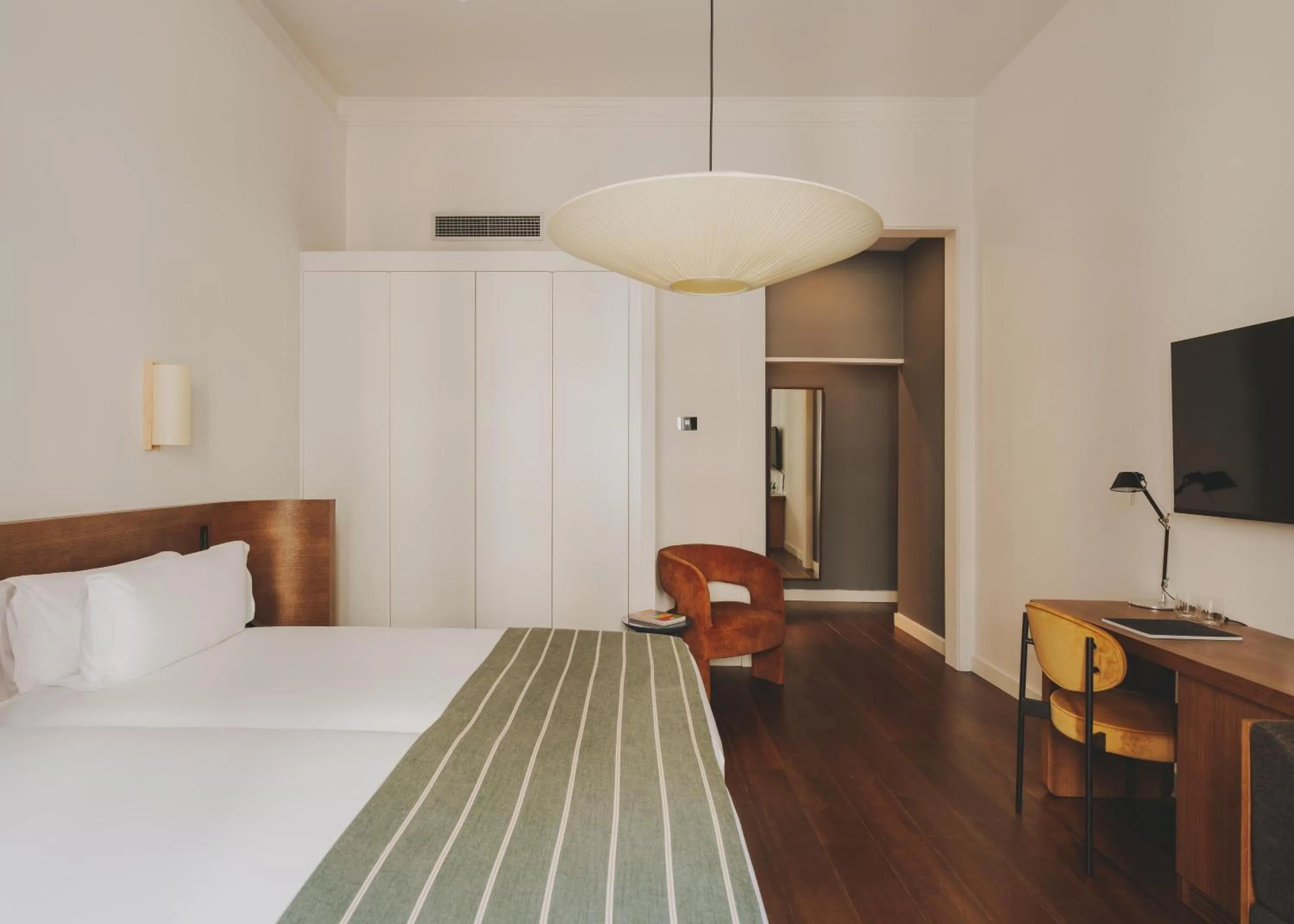 Photo of the whole room, Bed in Hotel Regina Barcelona