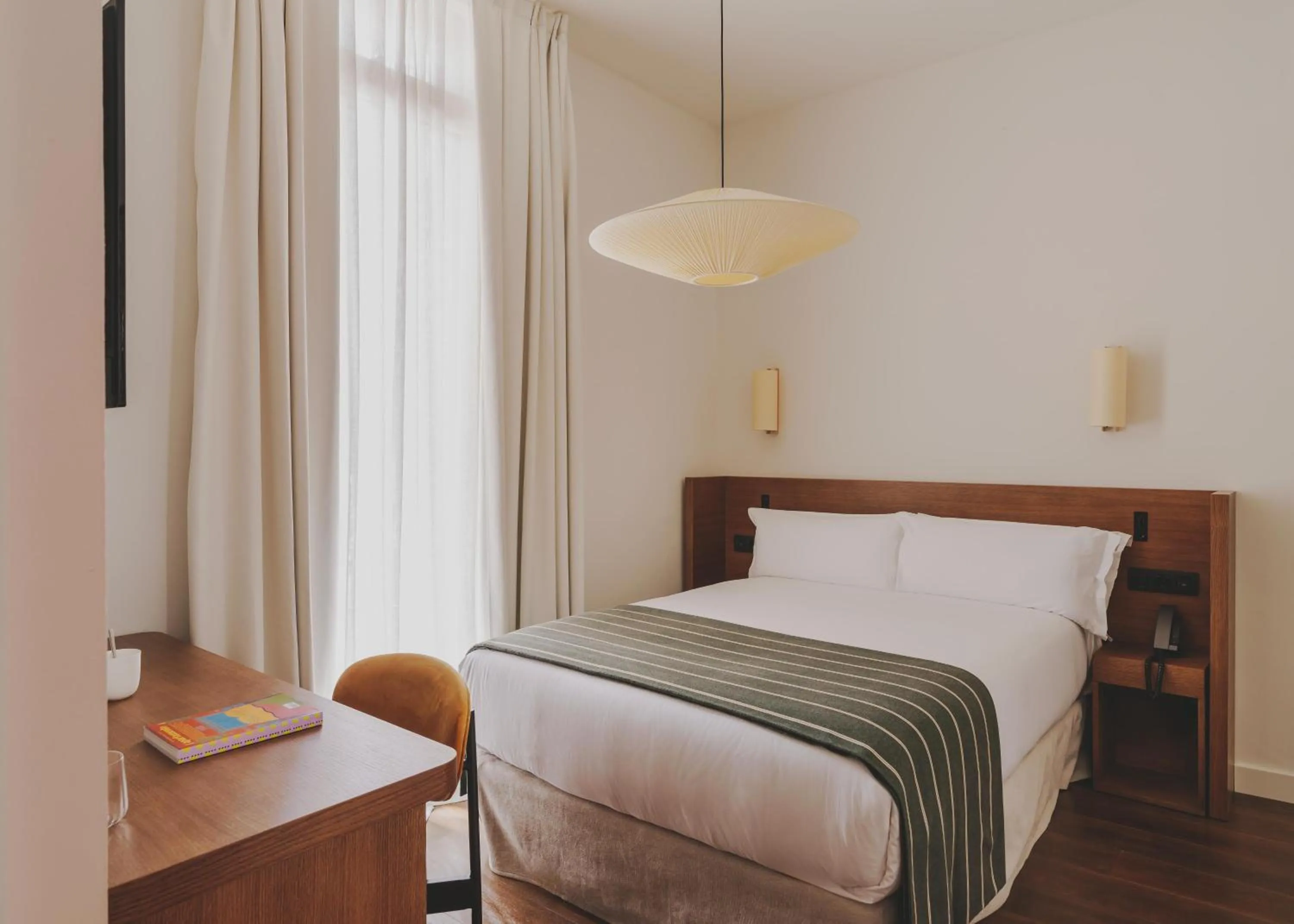 Photo of the whole room, Bed in Hotel Regina Barcelona