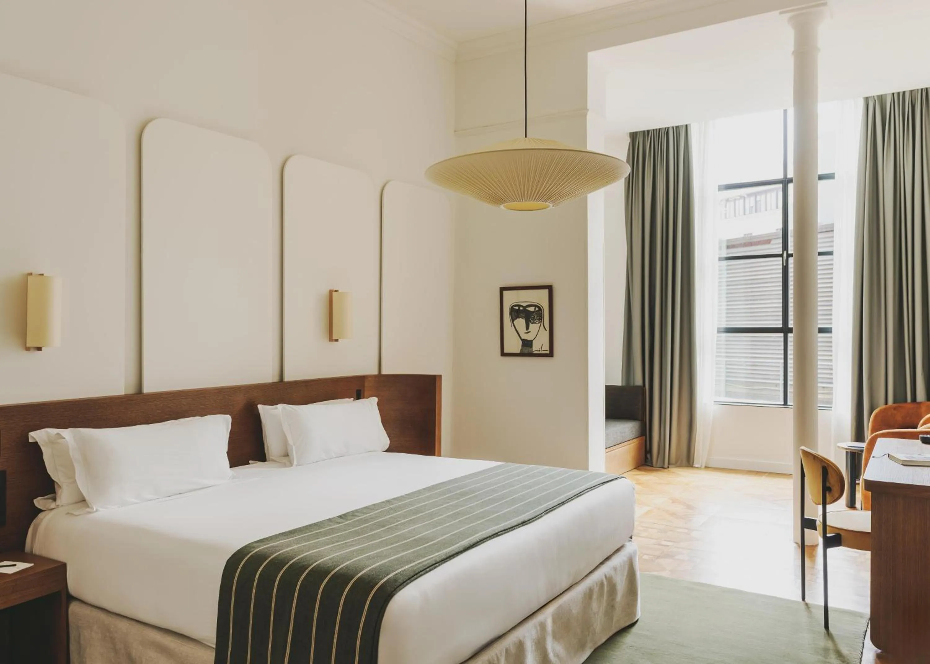 Photo of the whole room, Bed in Hotel Regina Barcelona