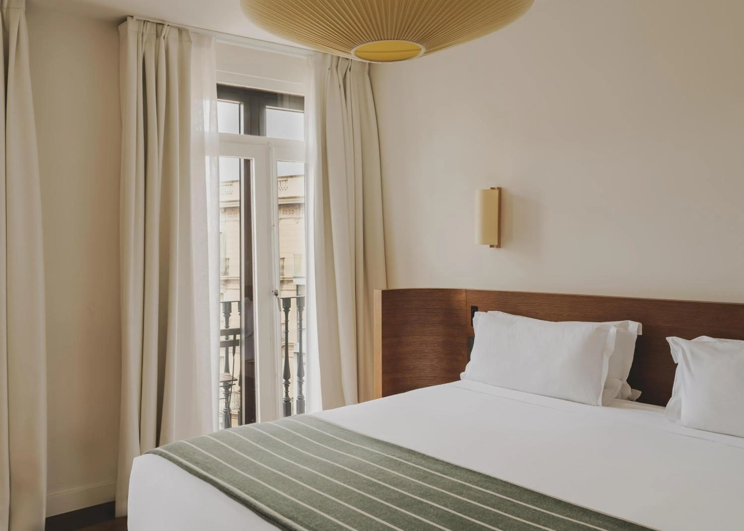 Photo of the whole room, Bed in Hotel Regina Barcelona