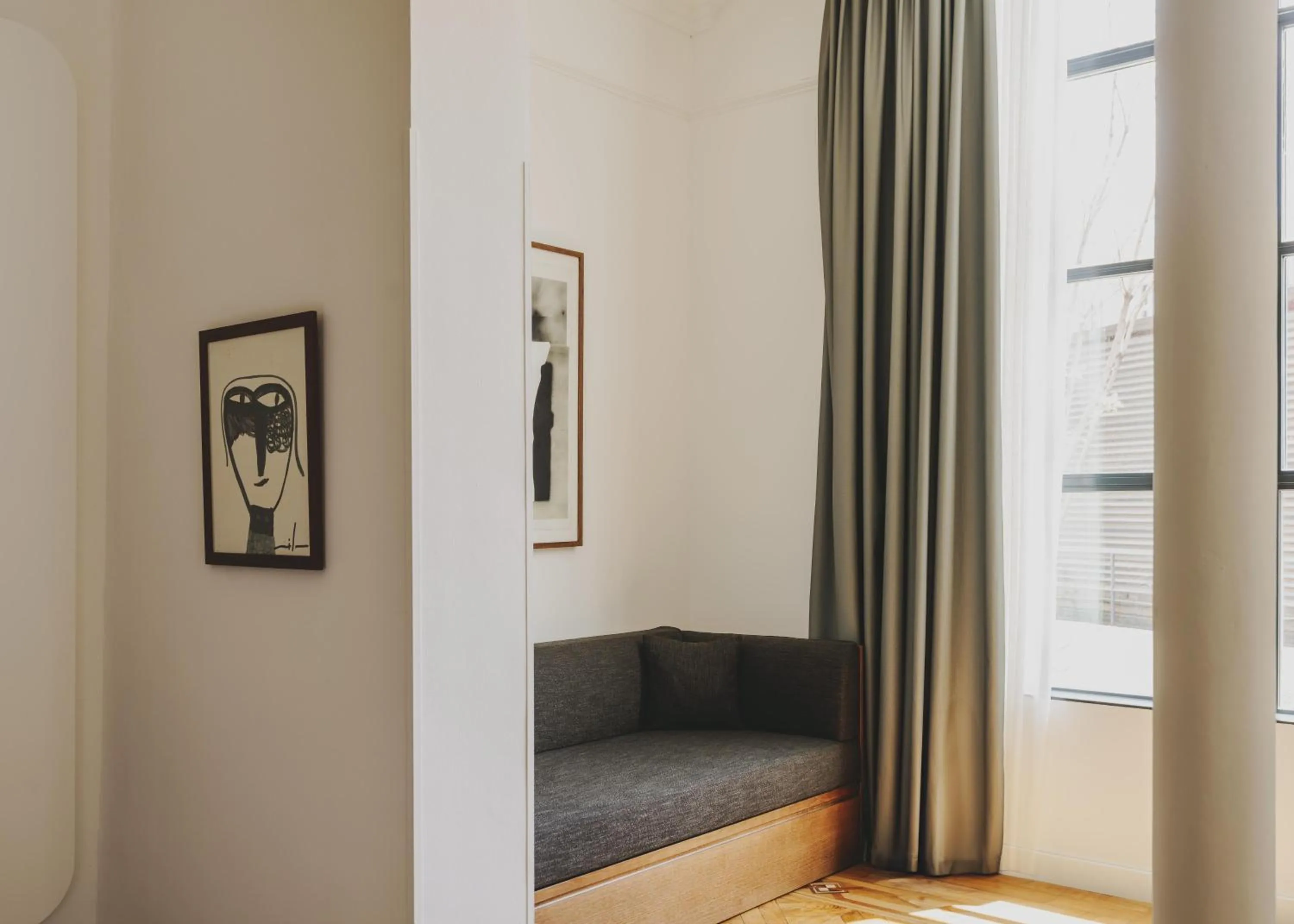 Photo of the whole room in Hotel Regina Barcelona