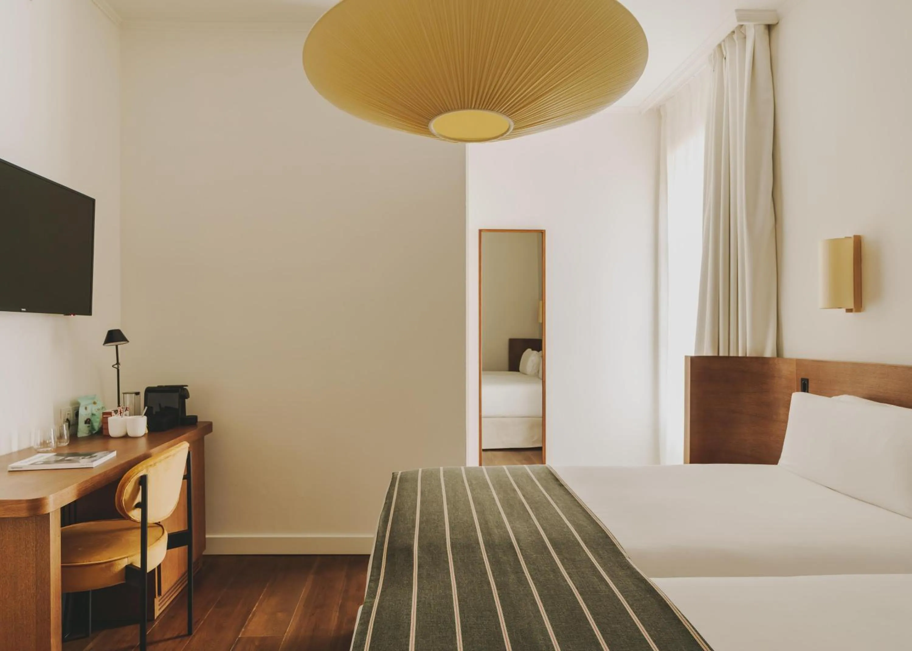 Photo of the whole room, Bed in Hotel Regina Barcelona