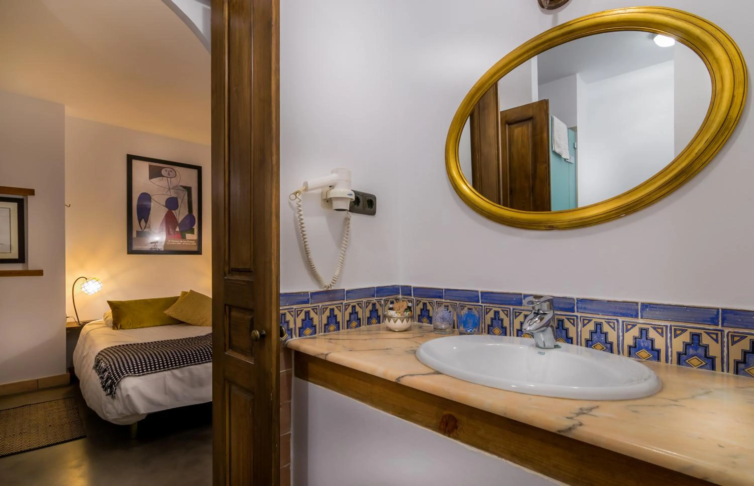 Shower, Bed in Boutique Hotel La Posada del Angel Ojén