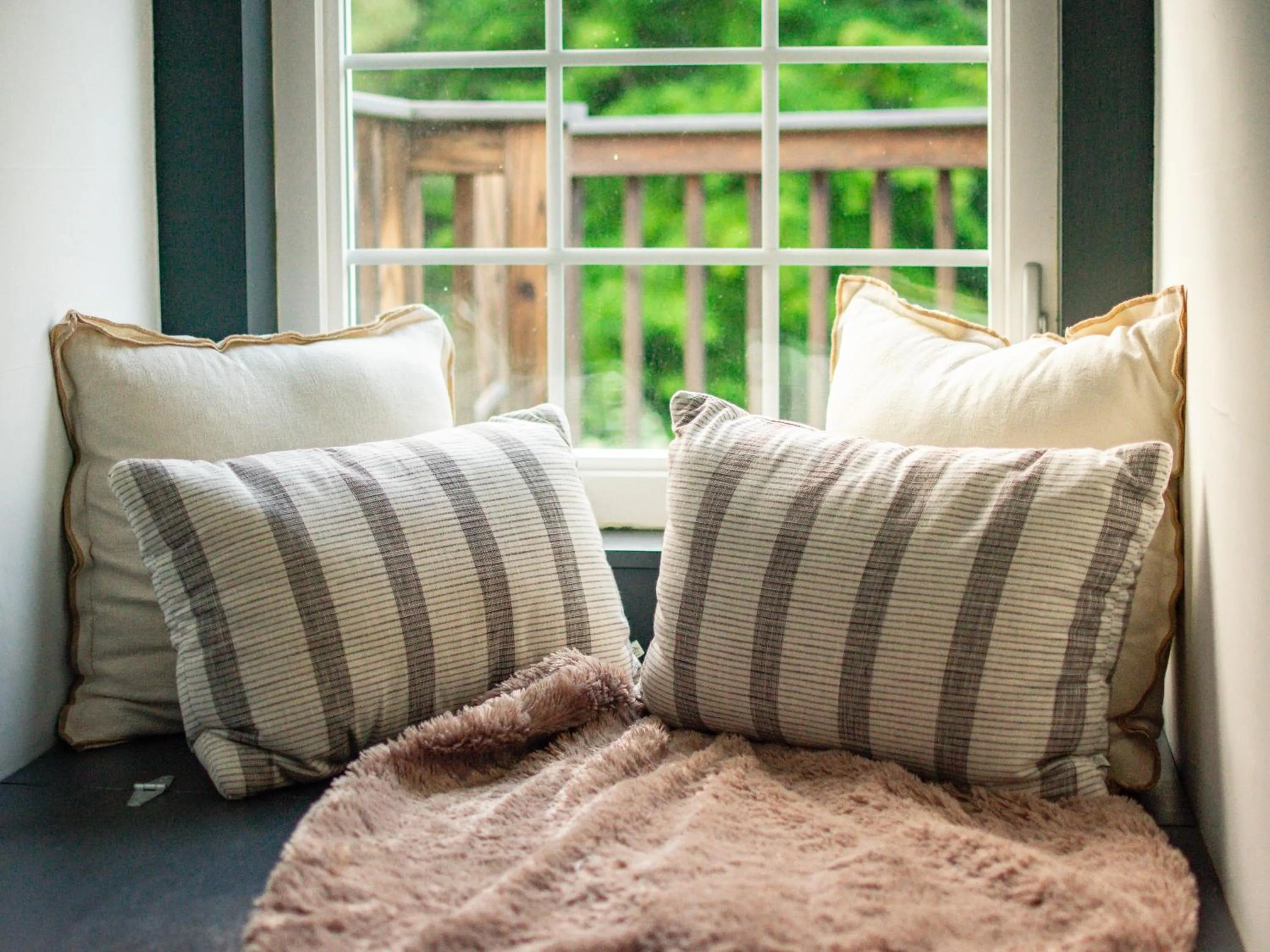 Seating area in Launchpoint Lodge