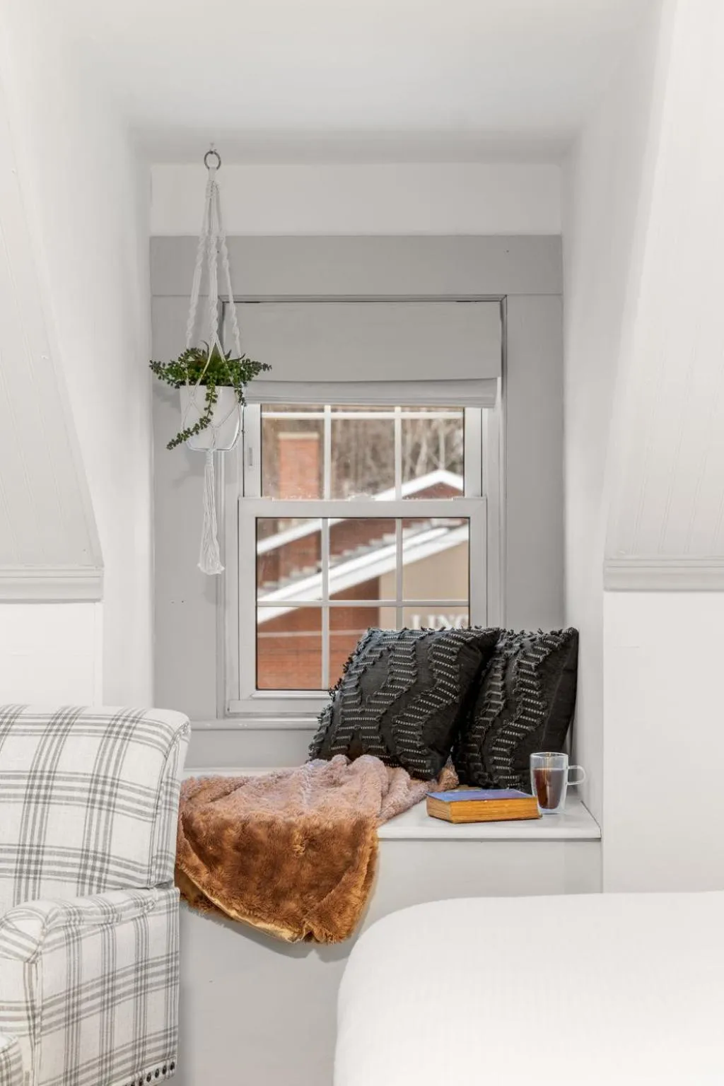 Seating area, Bed in Launchpoint Lodge