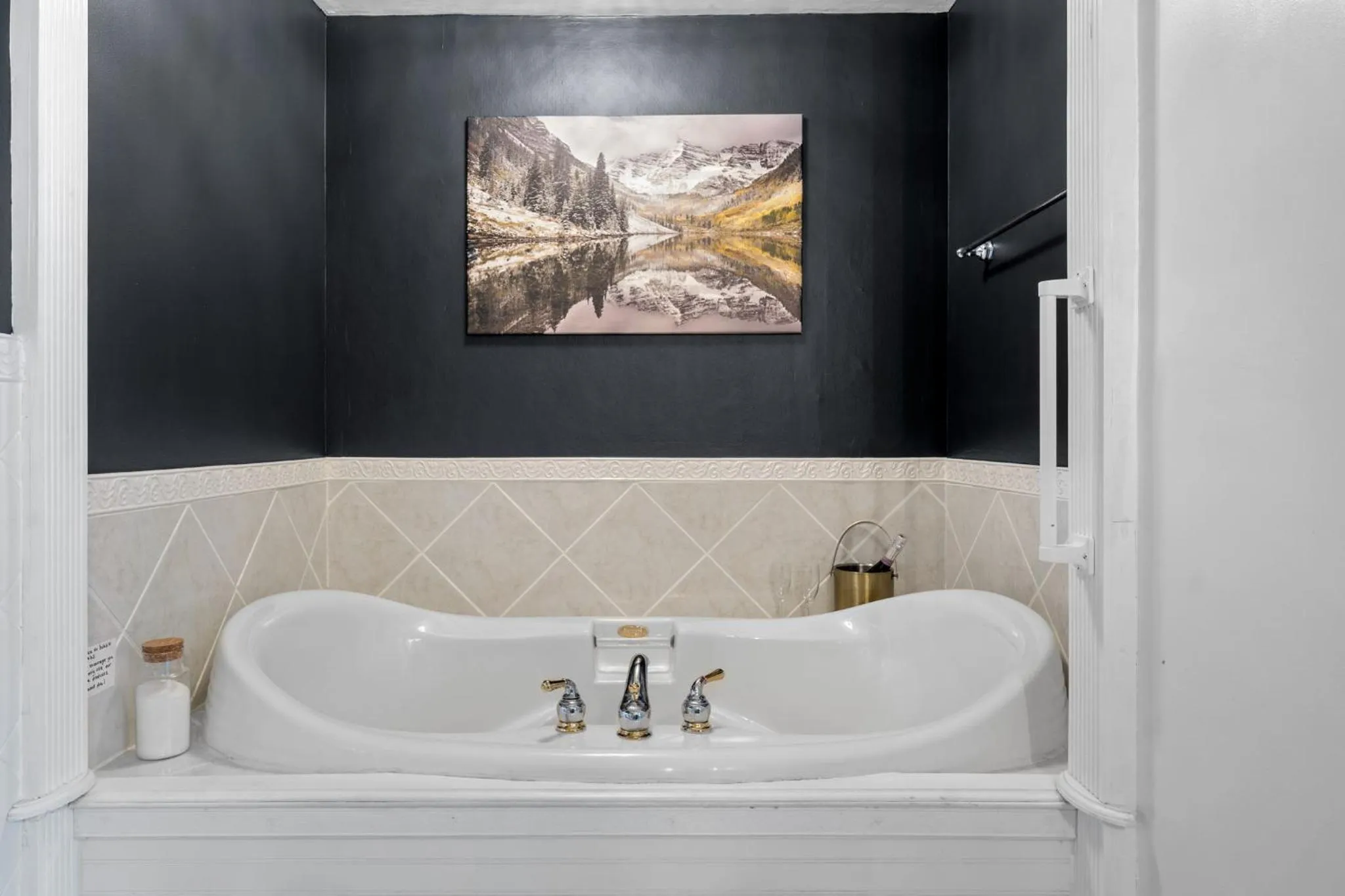 Bath in Launchpoint Lodge