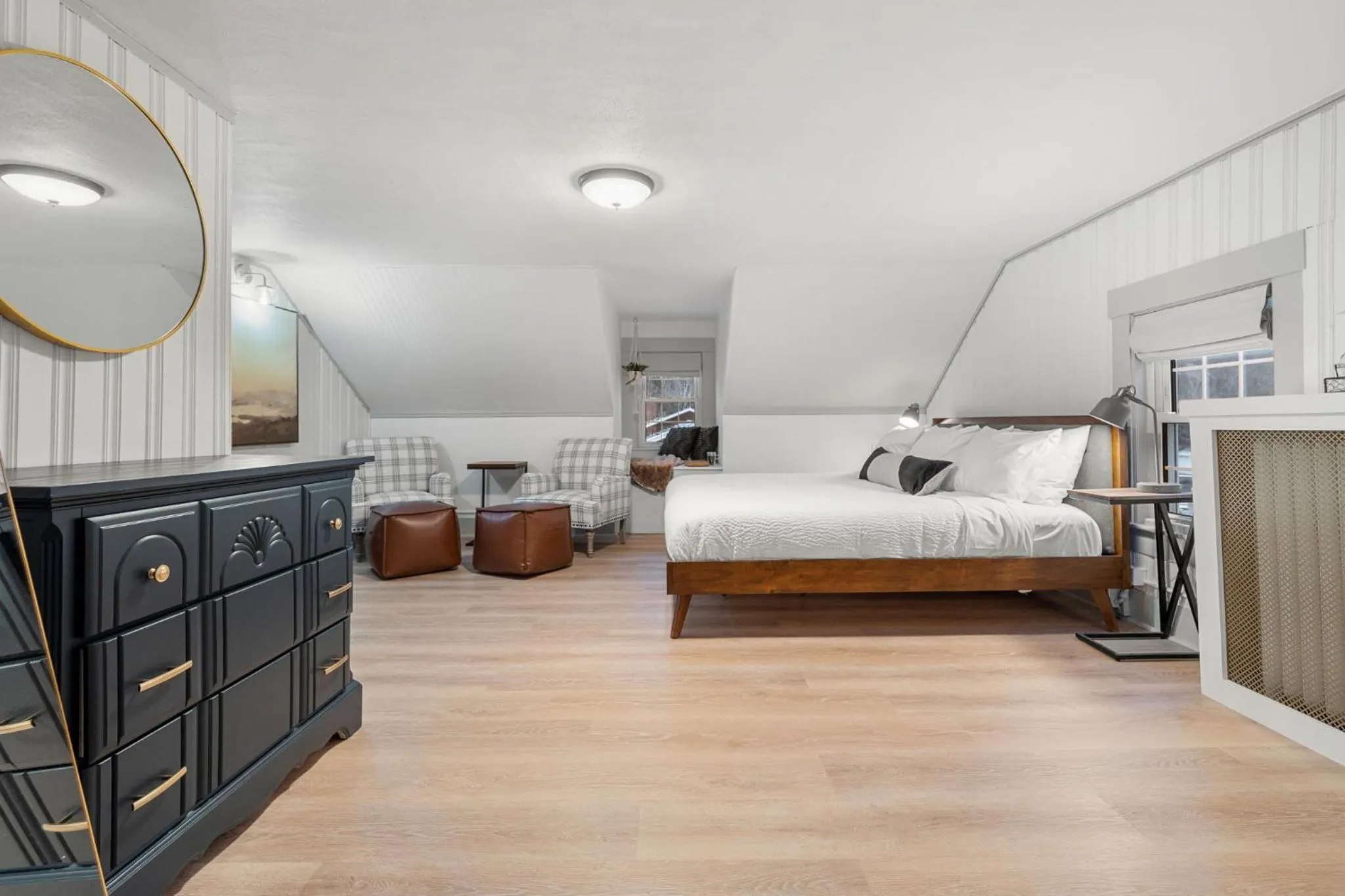 Bedroom, Bed in Launchpoint Lodge