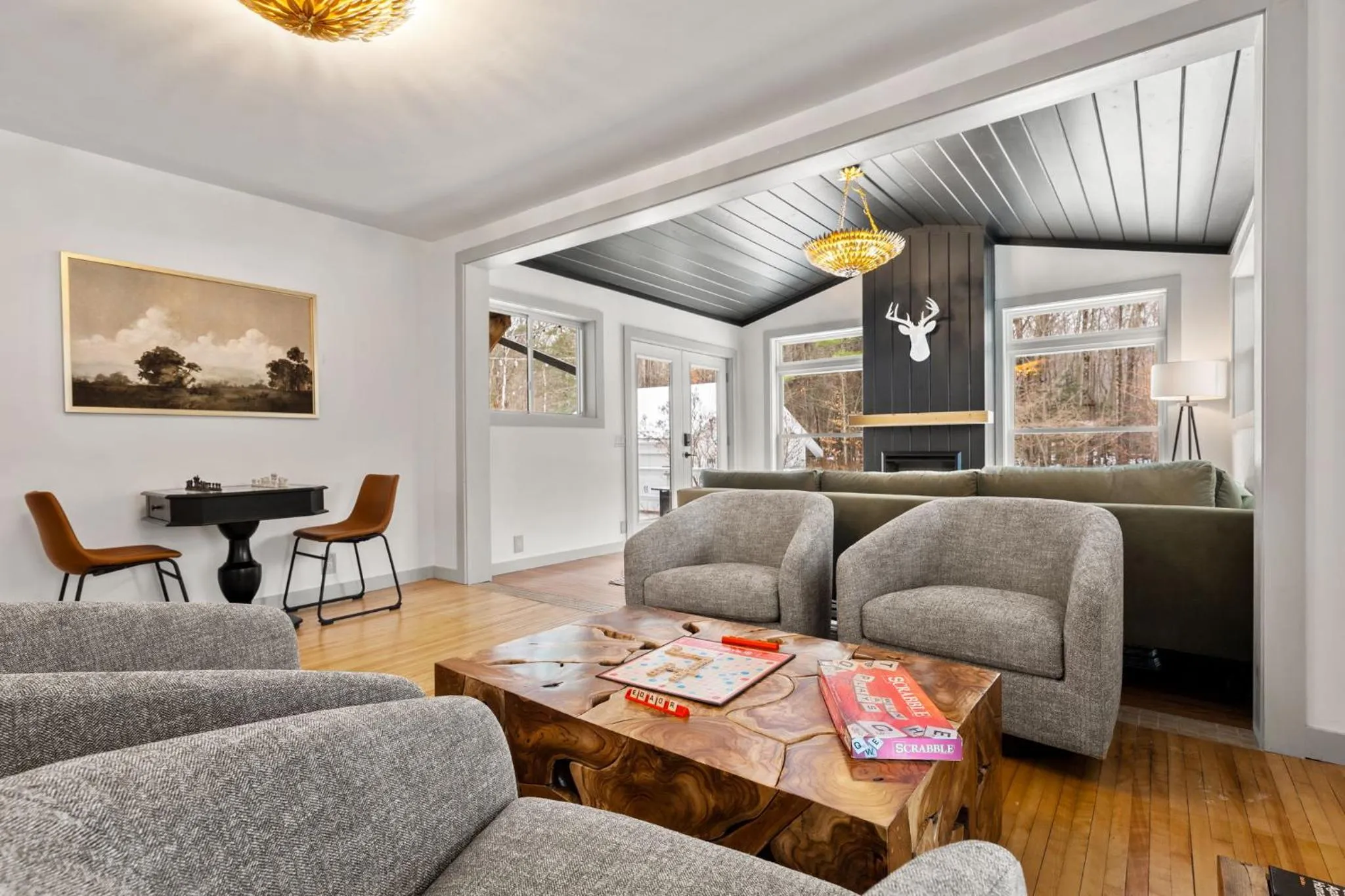 Communal lounge/ TV room in Launchpoint Lodge