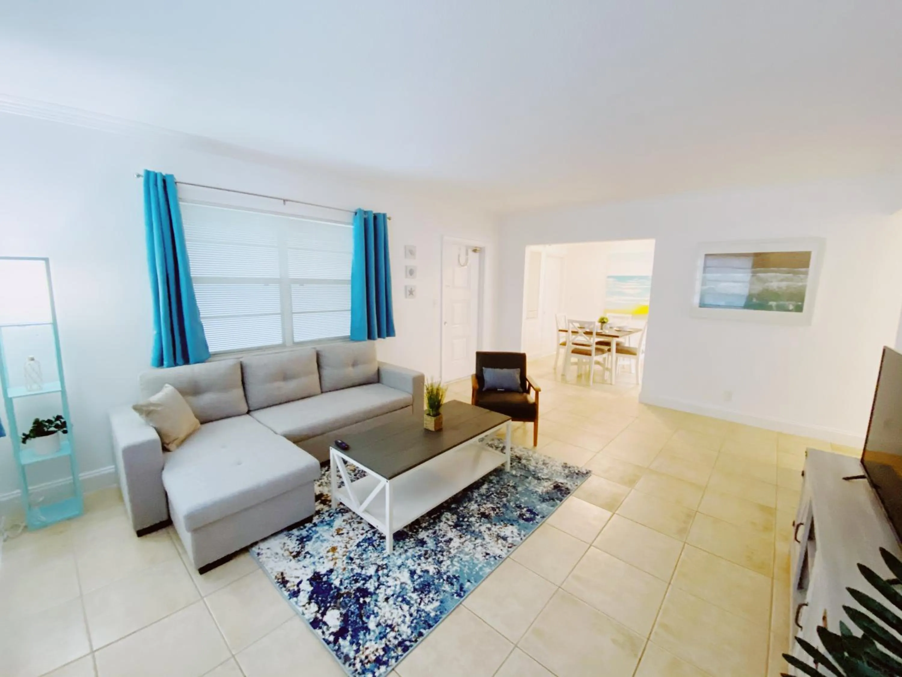 Living room in Bayview Regency Apartments By Lowkl