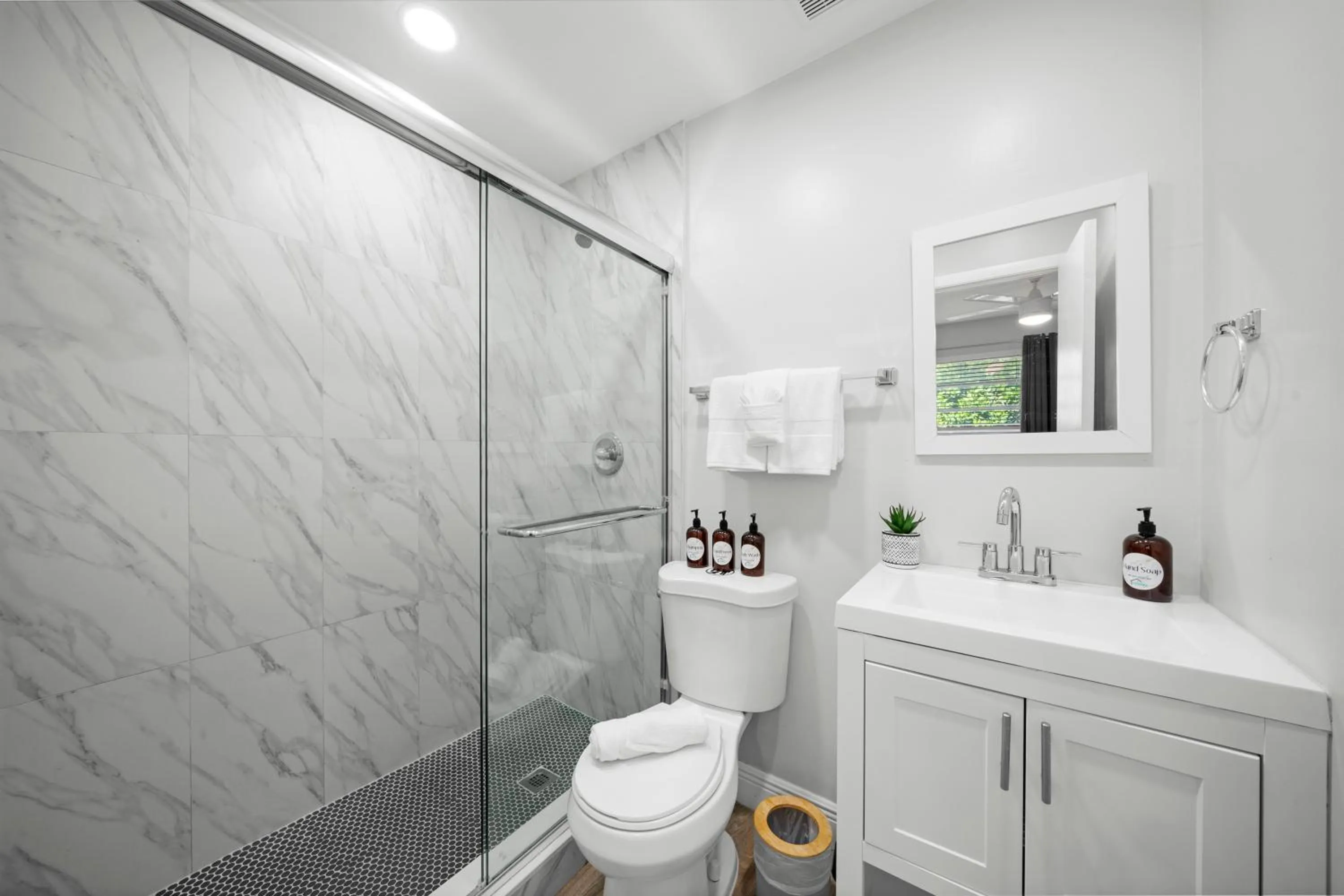 Bayview Regency Apartments By Lowkl