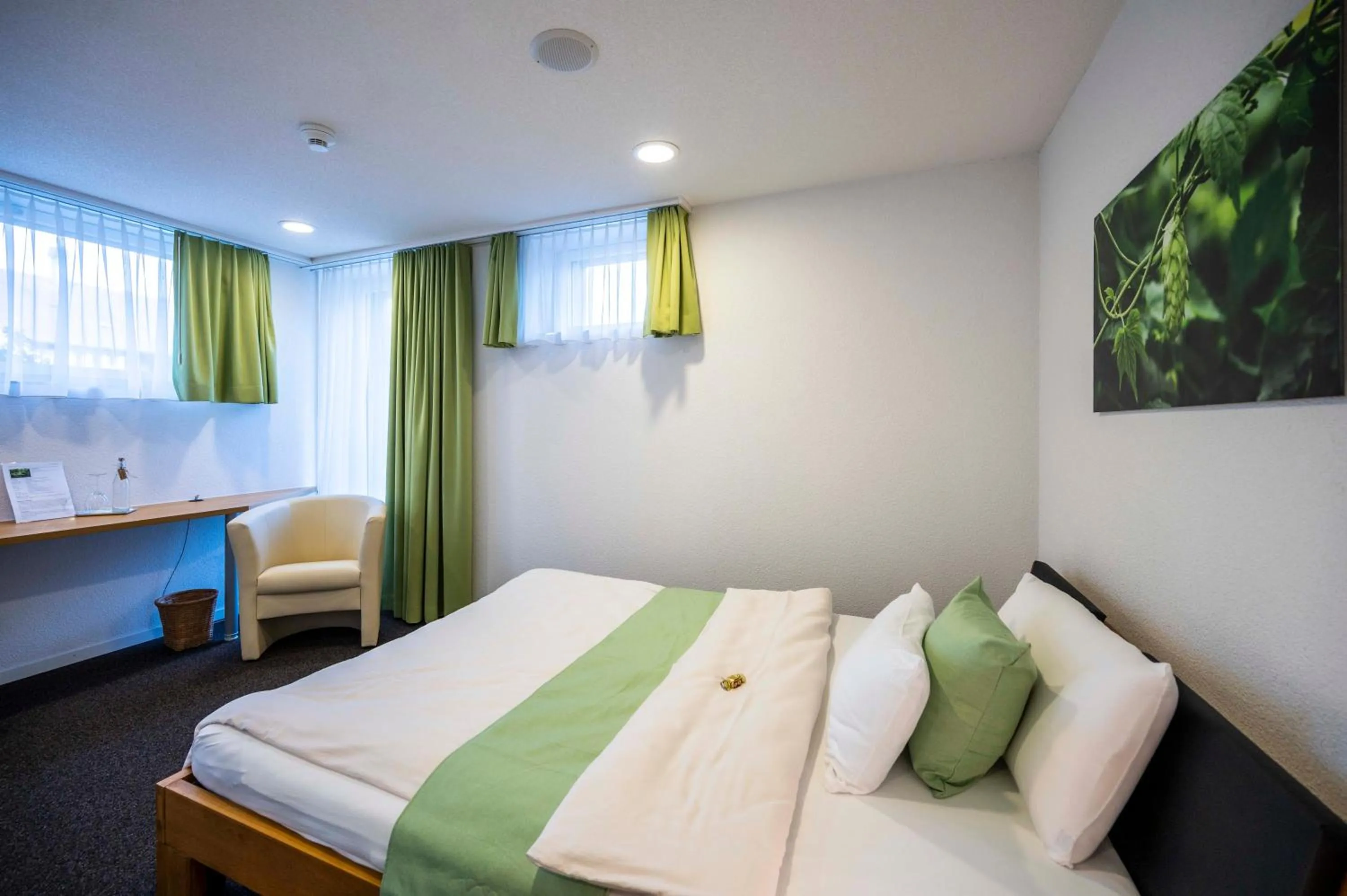 Photo of the whole room, Bed in Hotel Ochsen Rapperswil/BE