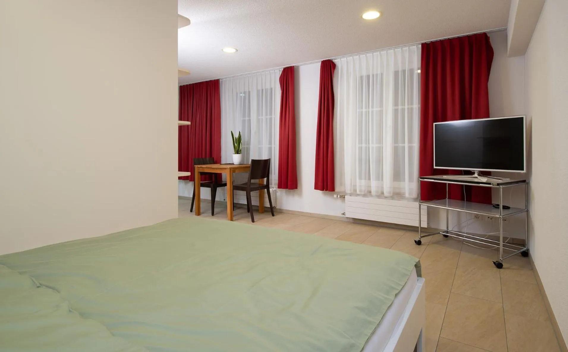 Photo of the whole room, Bed in Hotel Ochsen Rapperswil/BE