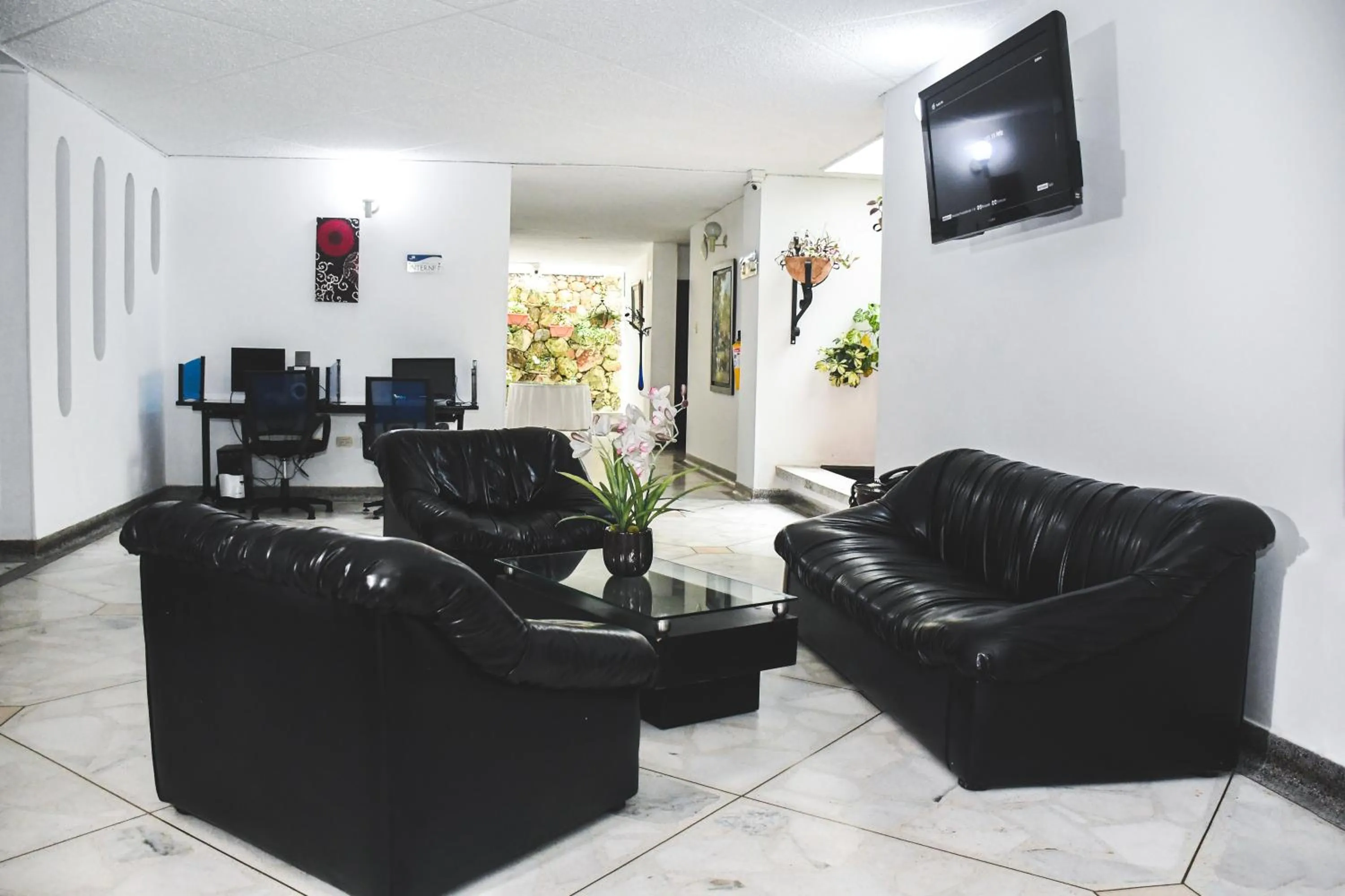 Communal lounge/ TV room in Hotel Kamani Florencia
