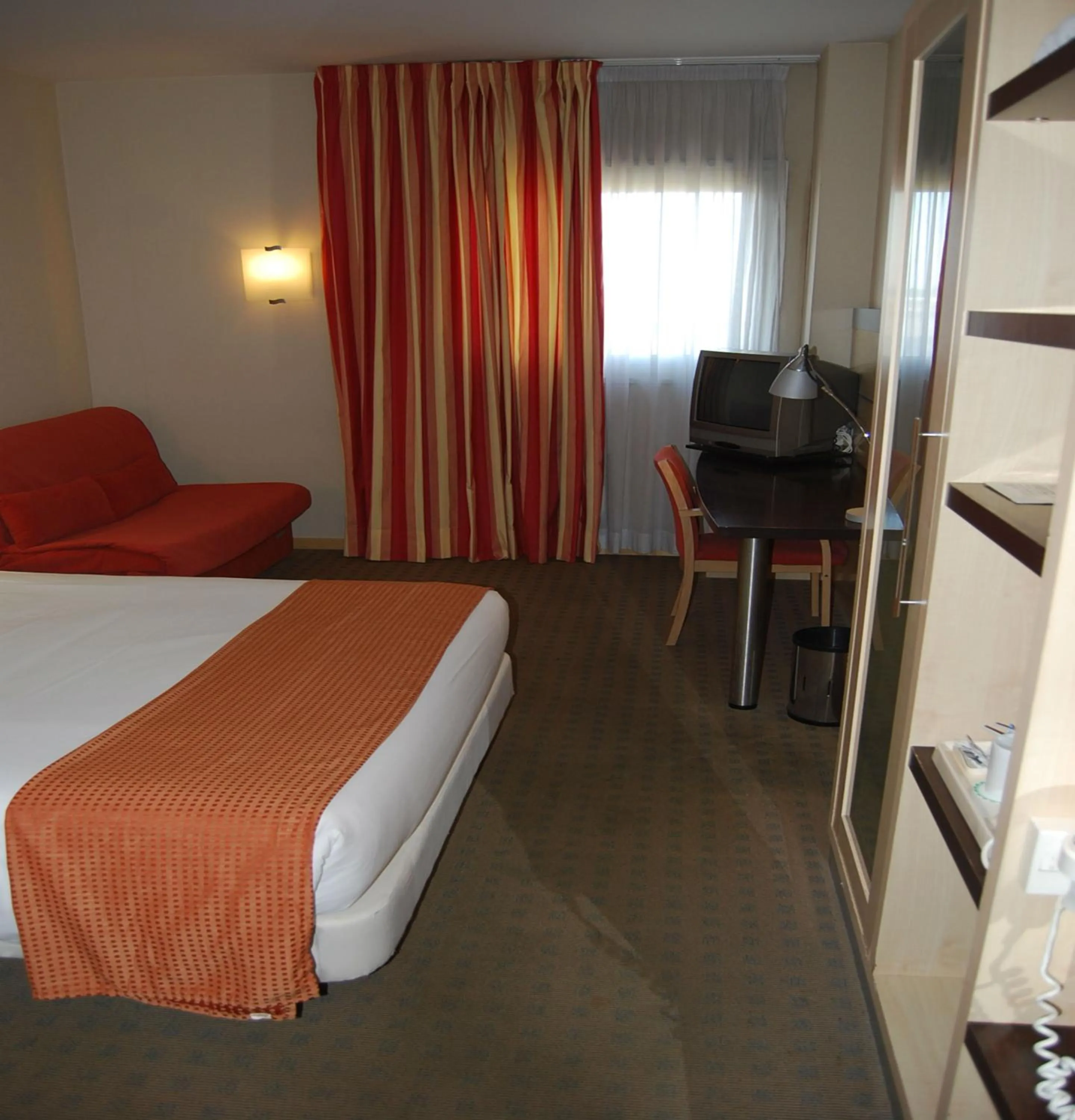 Photo of the whole room, Bed in Holiday Inn Express Valencia Bonaire by IHG