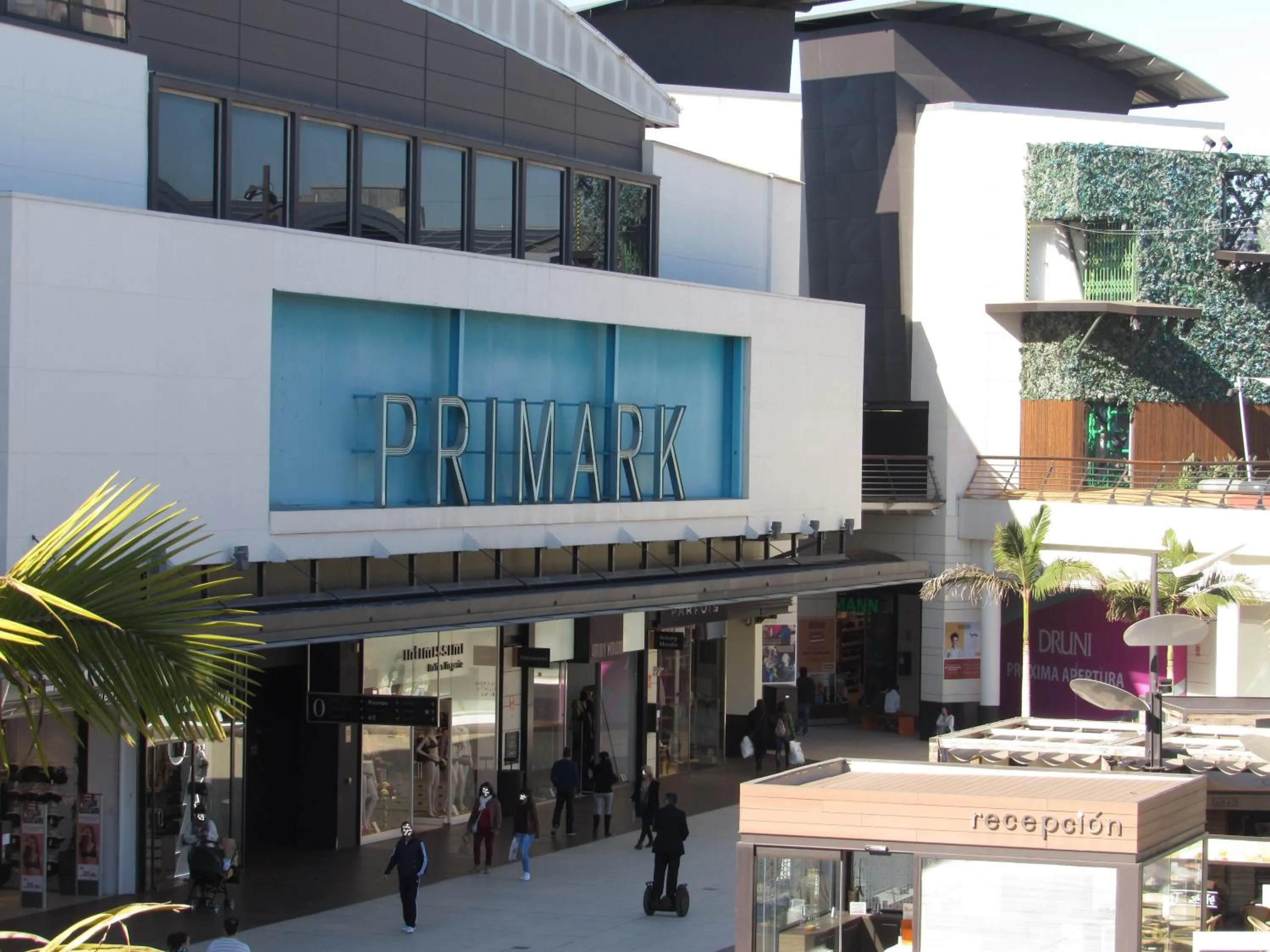 People in Holiday Inn Express Valencia Bonaire by IHG