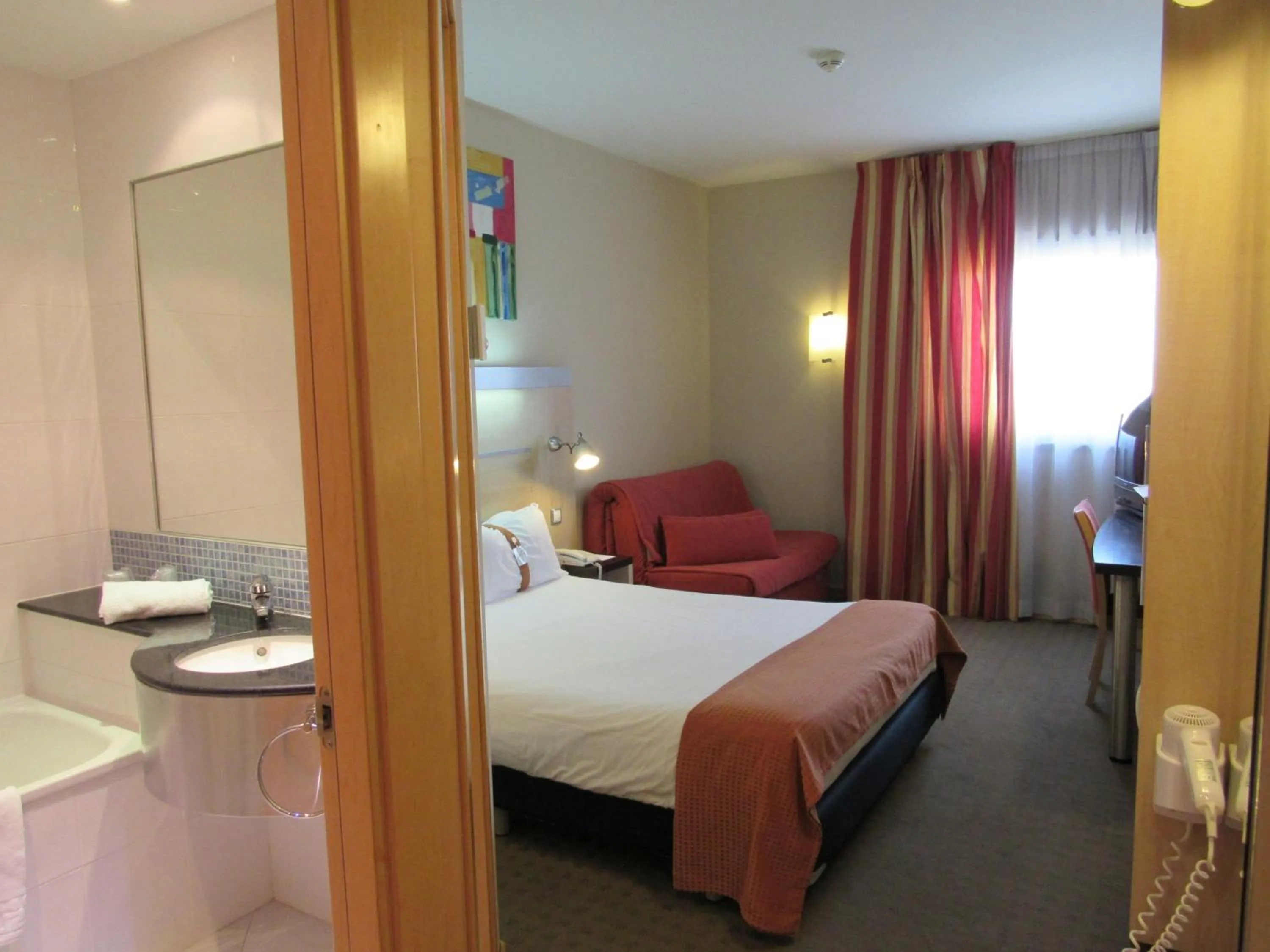 Photo of the whole room, Bed in Holiday Inn Express Valencia Bonaire by IHG