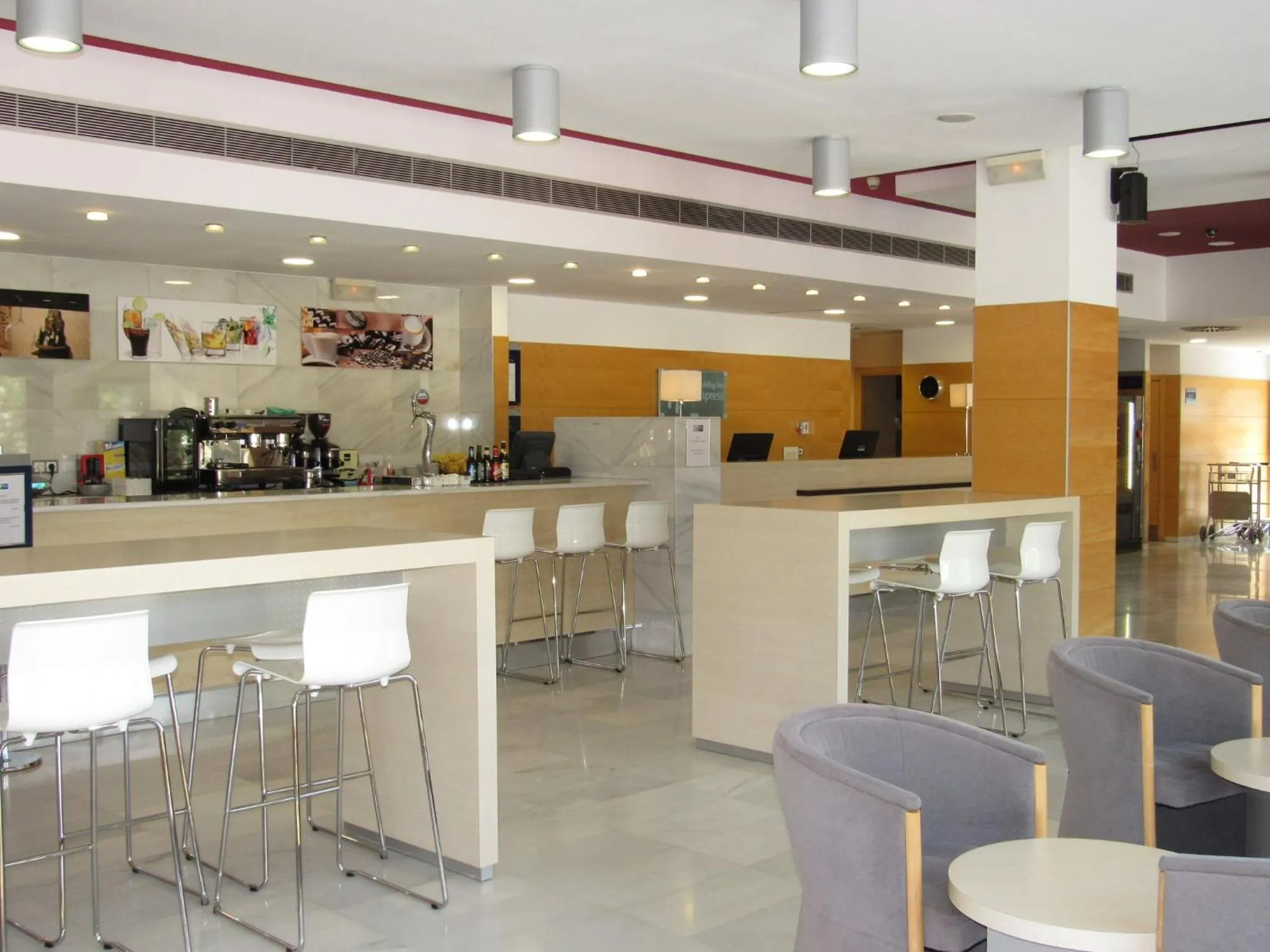 Lounge or bar in Holiday Inn Express Valencia Bonaire by IHG