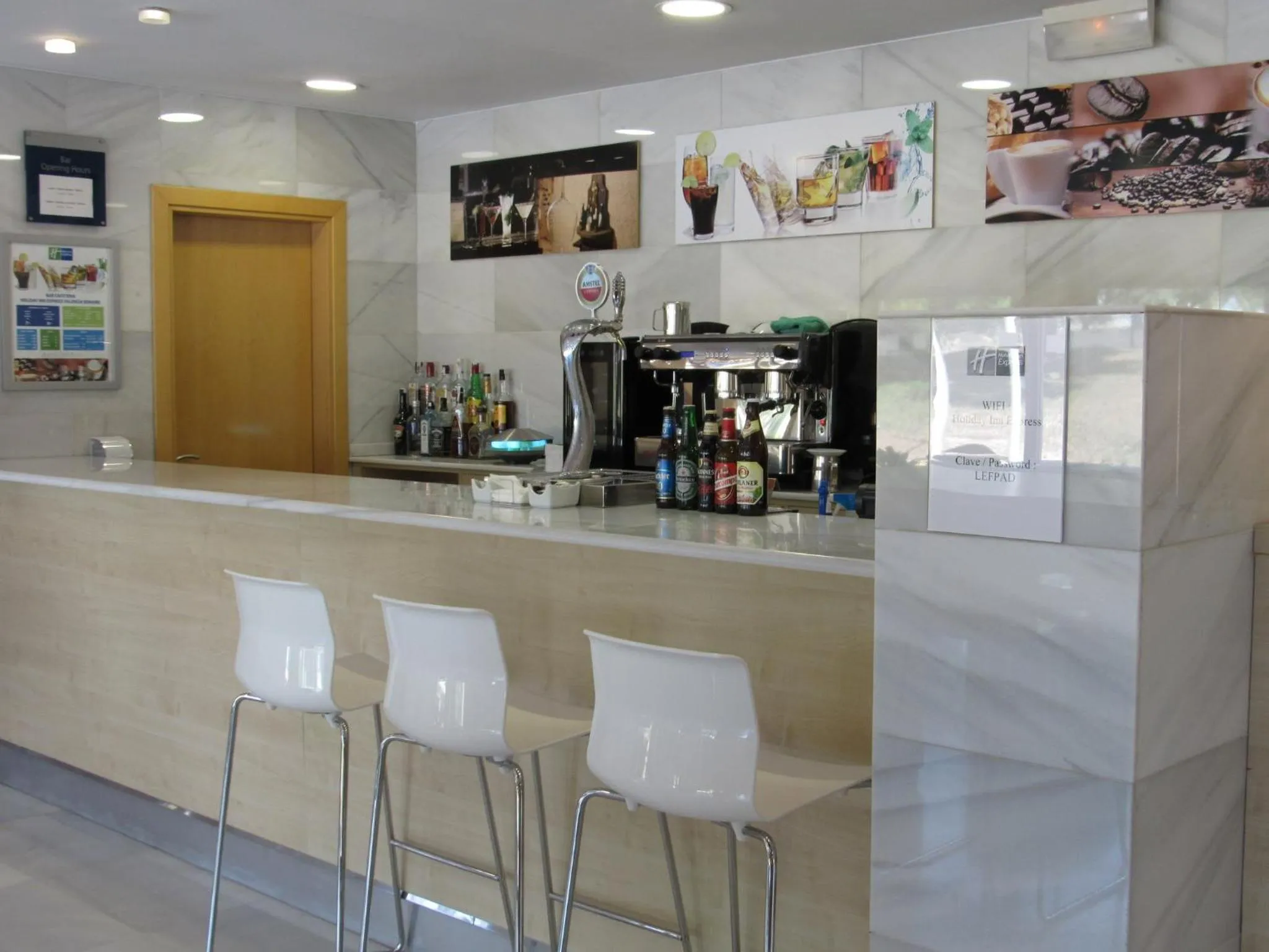 Lounge or bar in Holiday Inn Express Valencia Bonaire by IHG