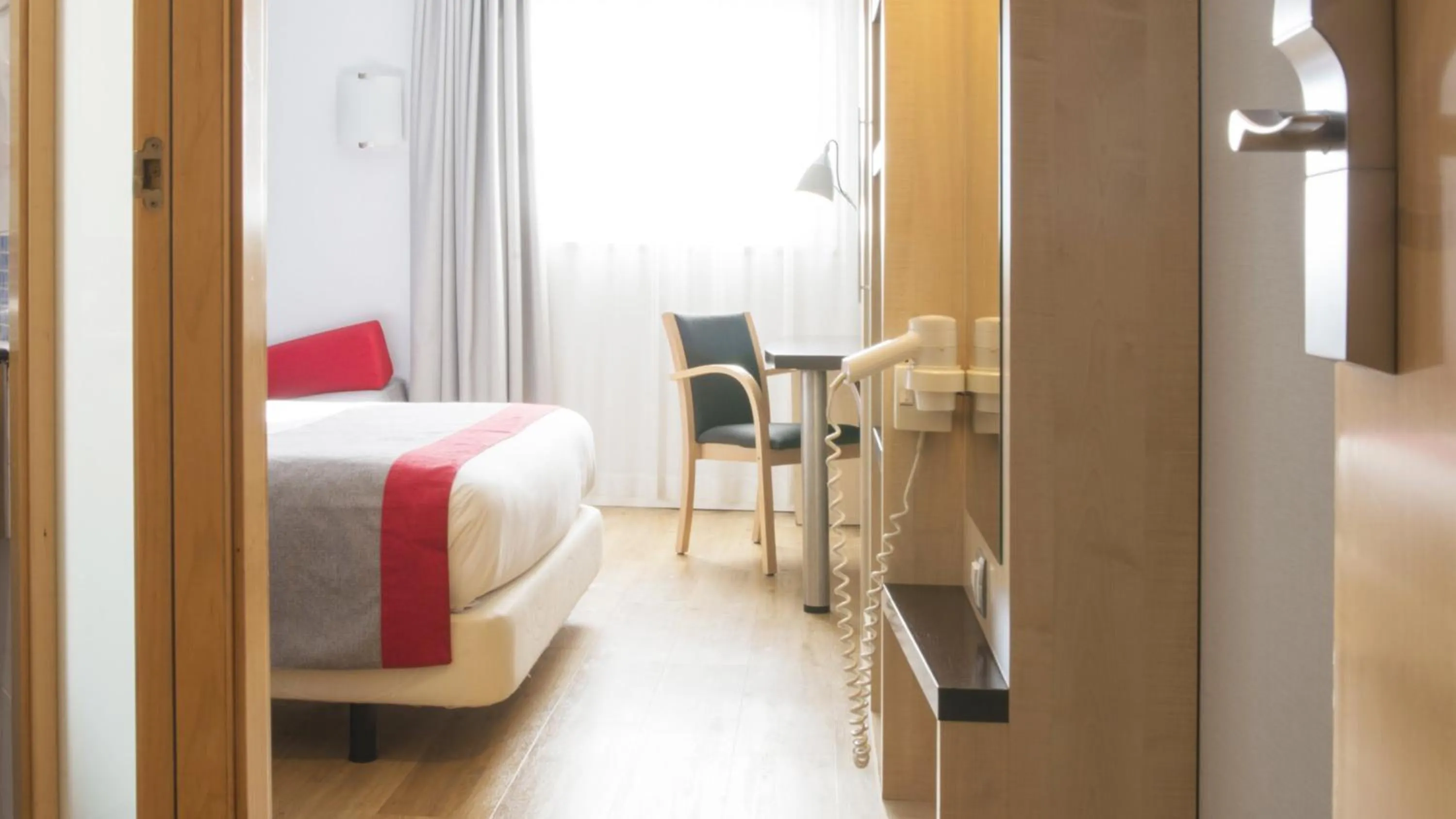 Photo of the whole room, Bed in Holiday Inn Express Valencia Bonaire by IHG