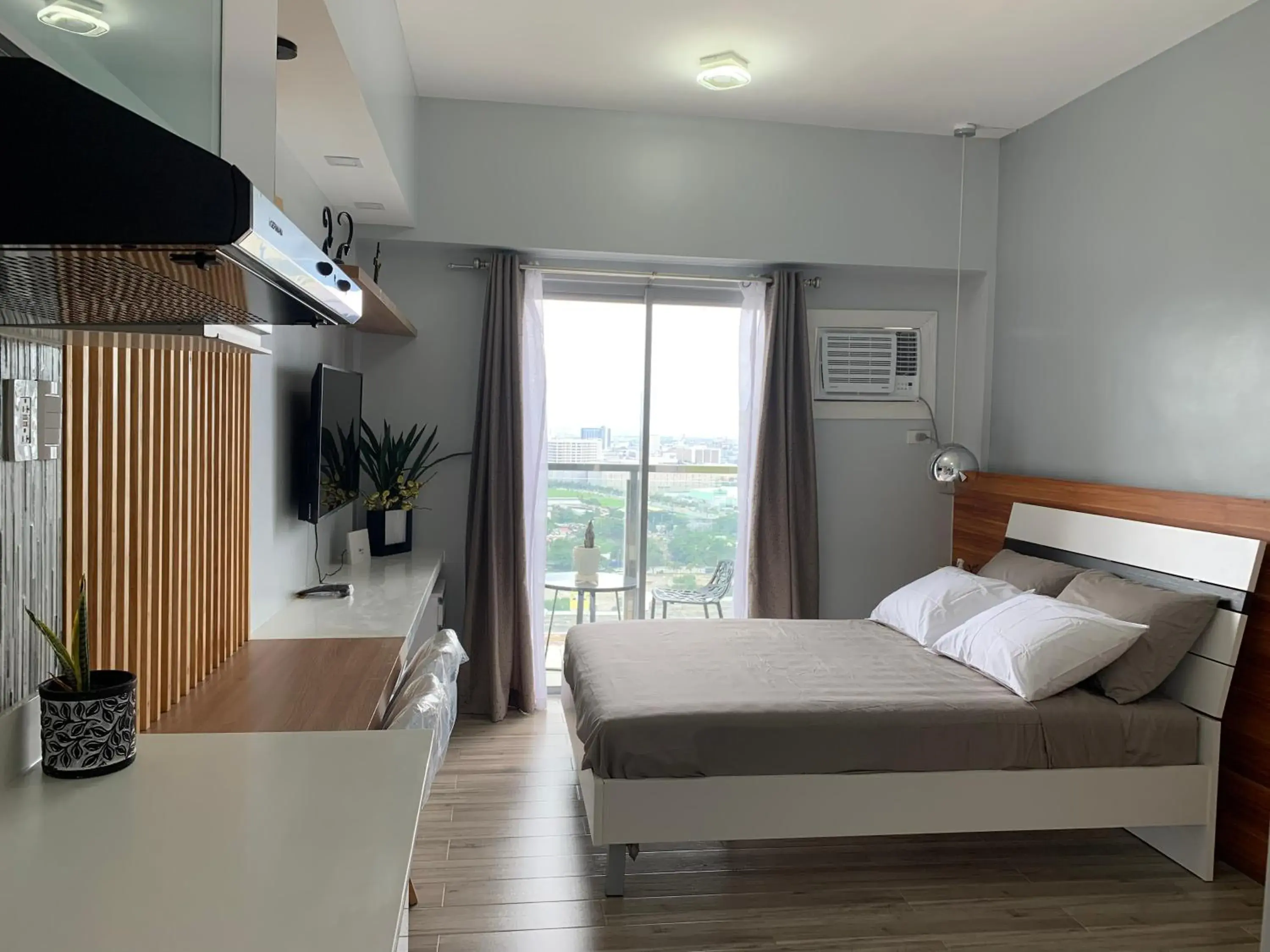 Neat and Cozy Minimalist Studio Neat and Cozy Minimalist Studio