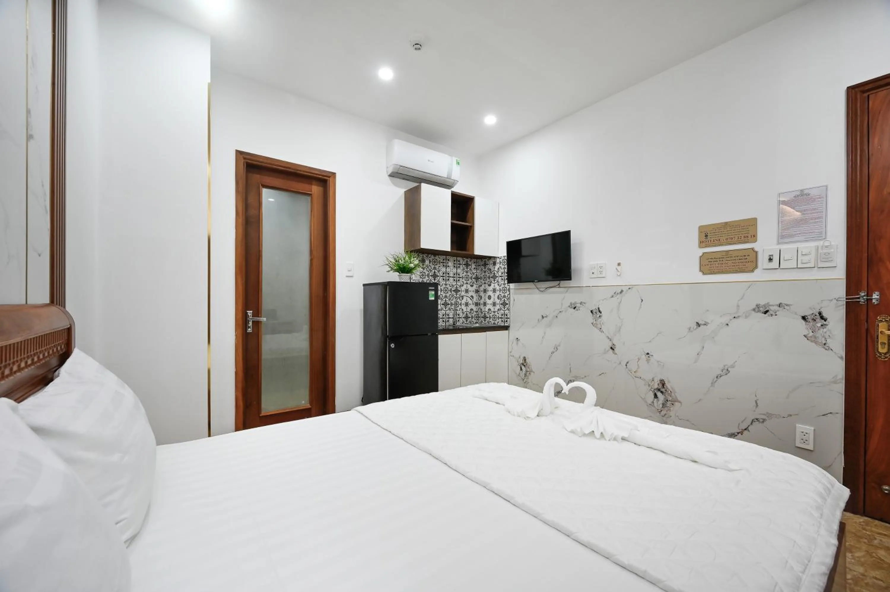 Photo of the whole room, Bed in Yoyo Airport Saigon Hotel