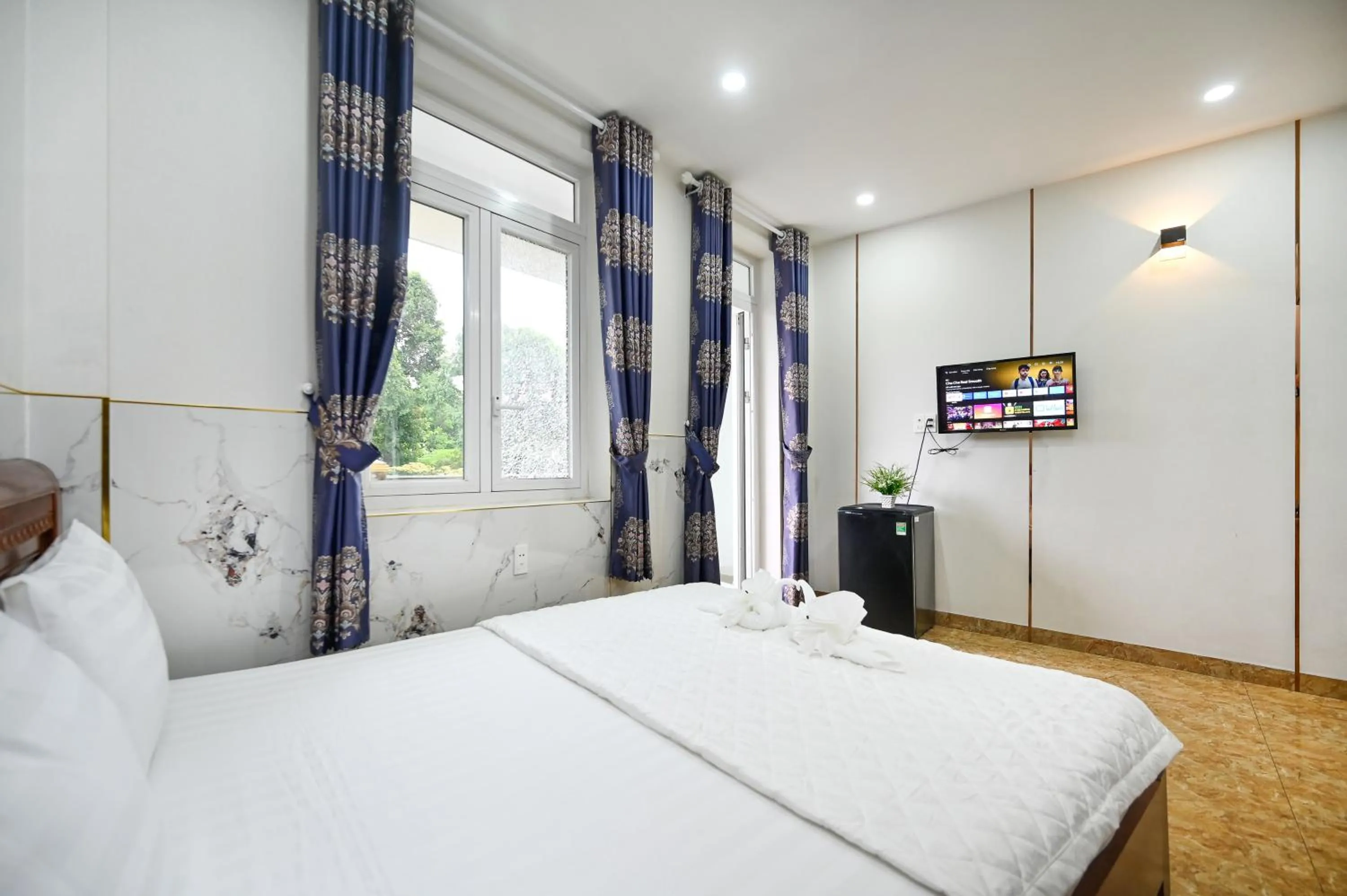 Bed in Yoyo Airport Saigon Hotel