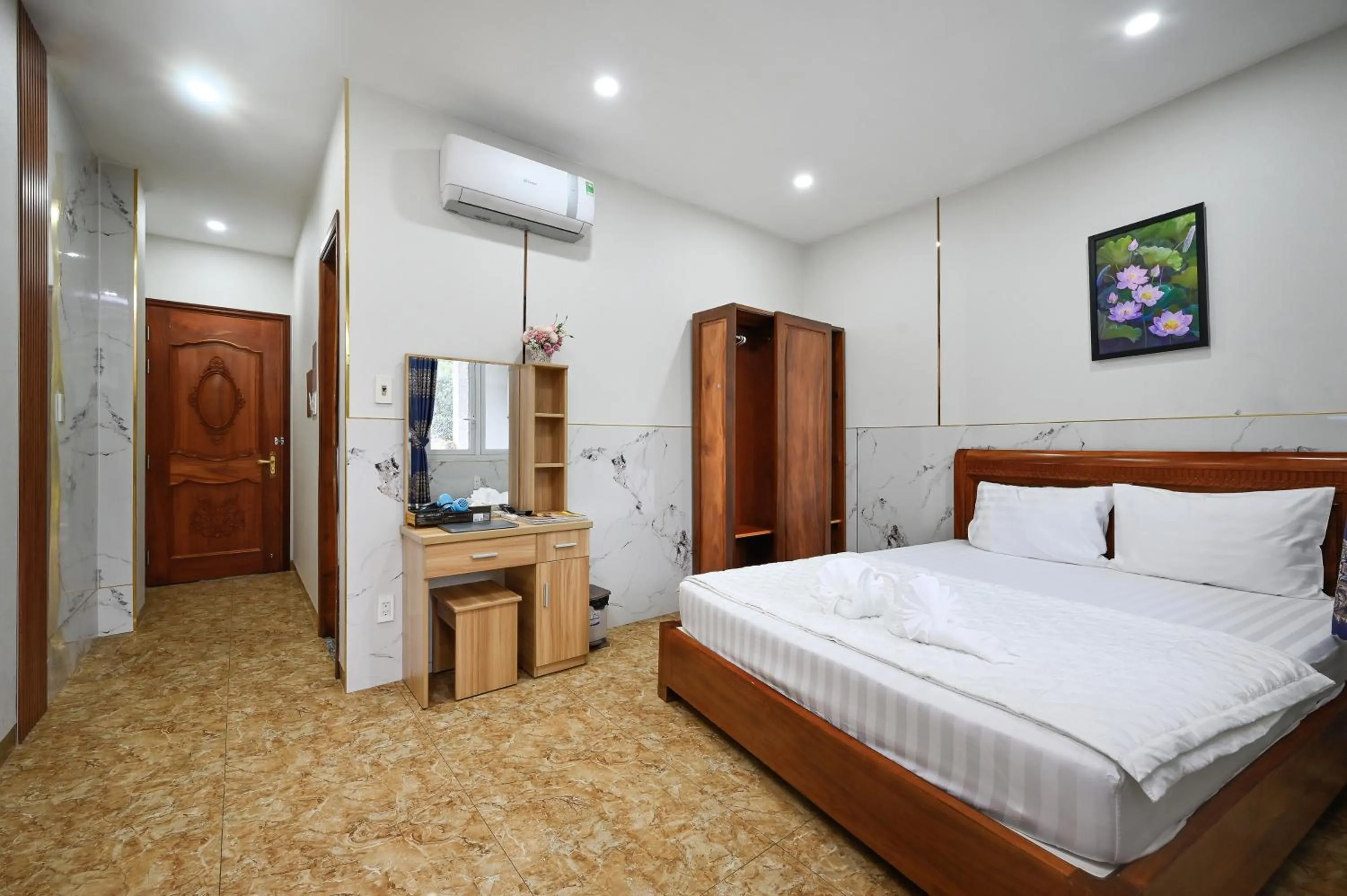 Photo of the whole room, Bed in Yoyo Airport Saigon Hotel