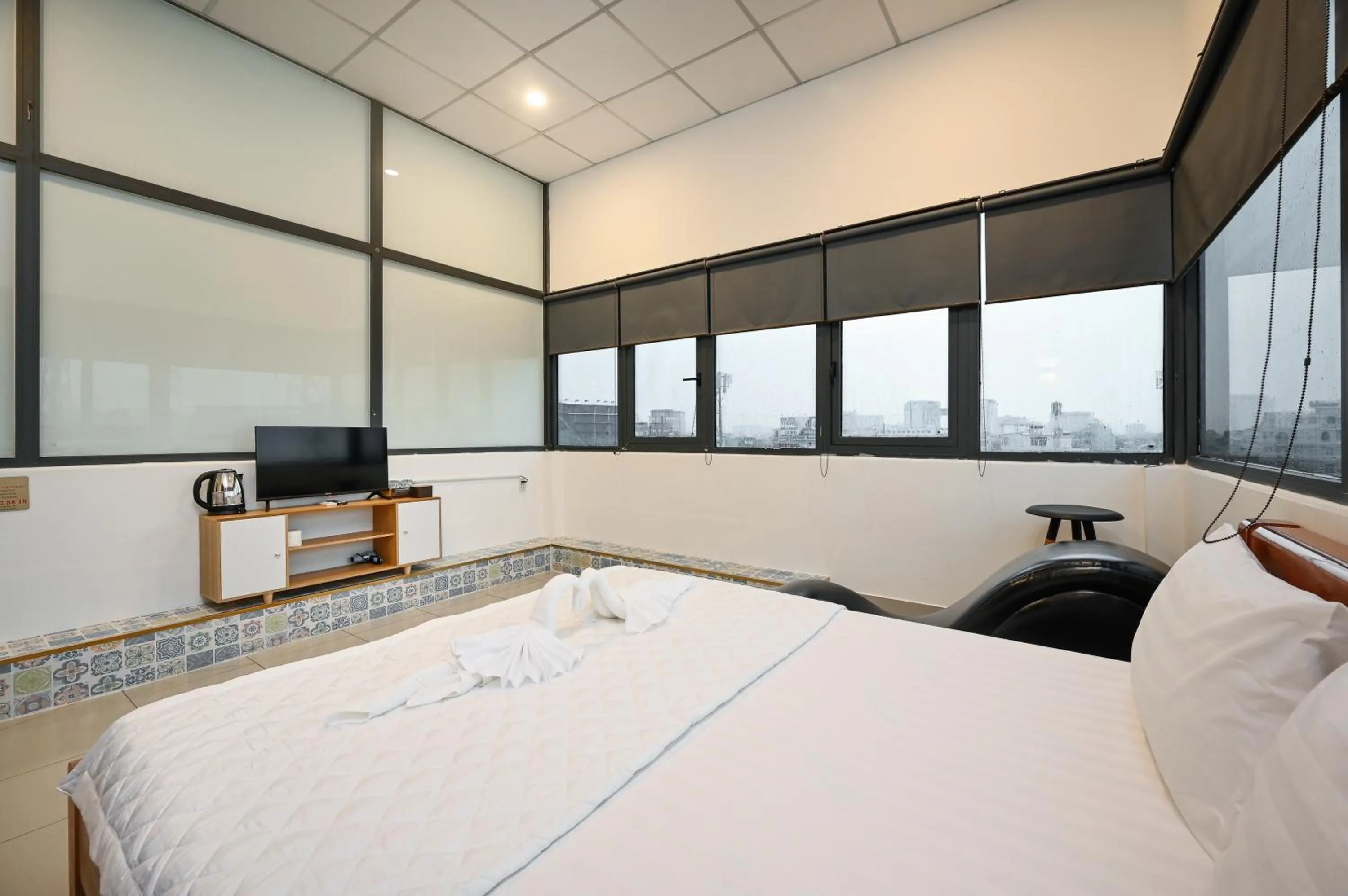 Bed in Yoyo Airport Saigon Hotel