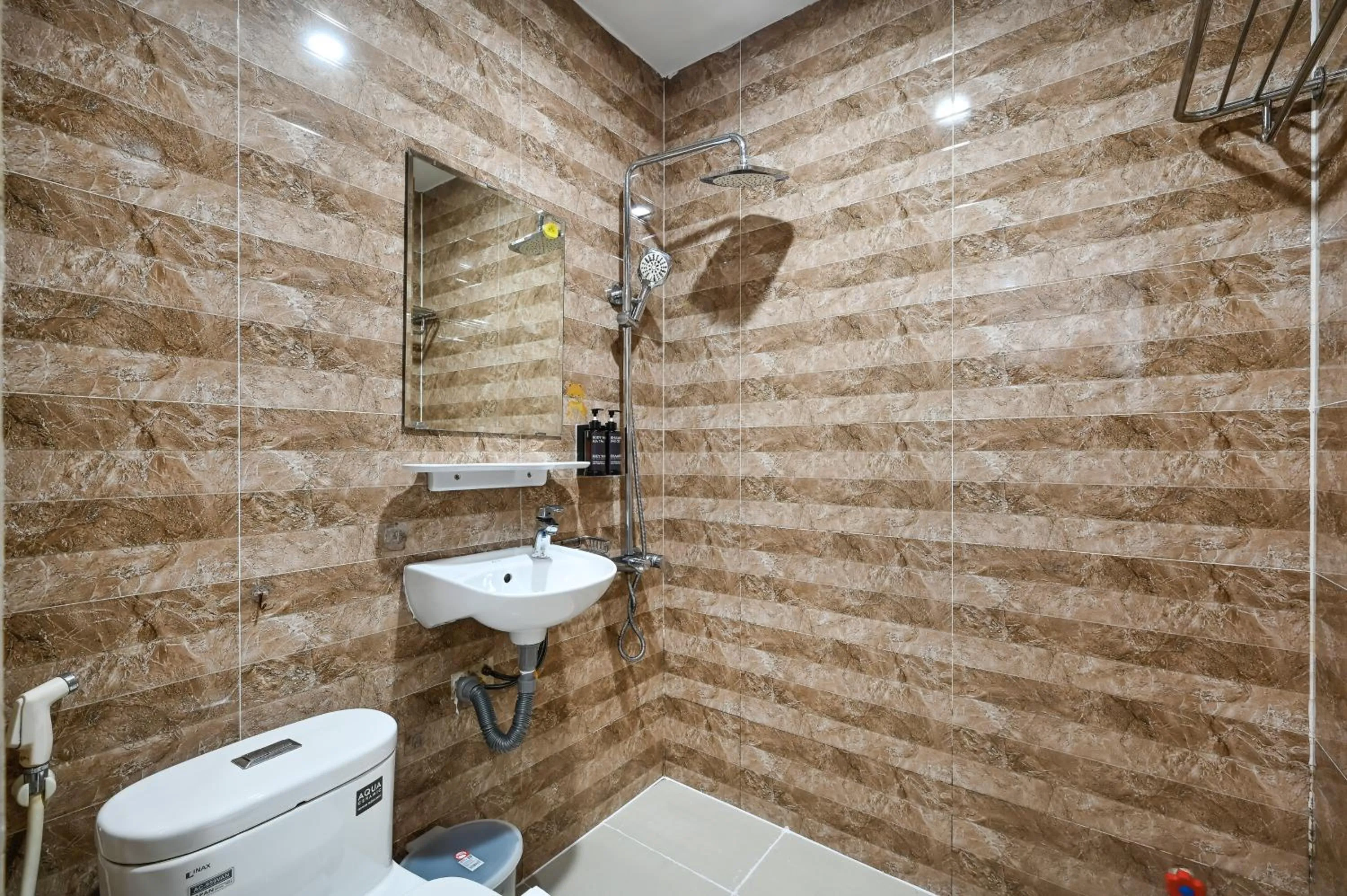 Shower in Yoyo Airport Saigon Hotel