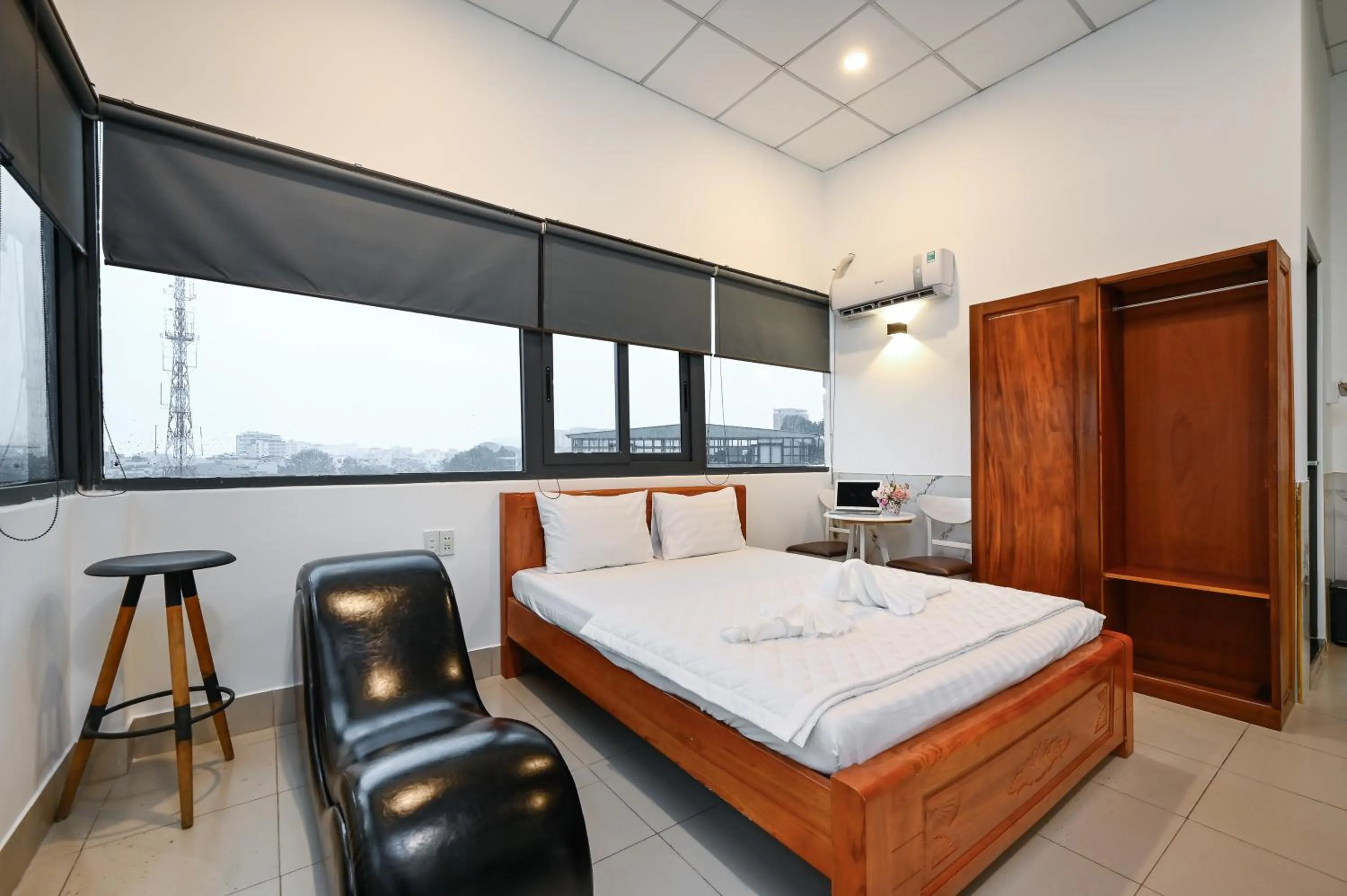 Bed in Yoyo Airport Saigon Hotel