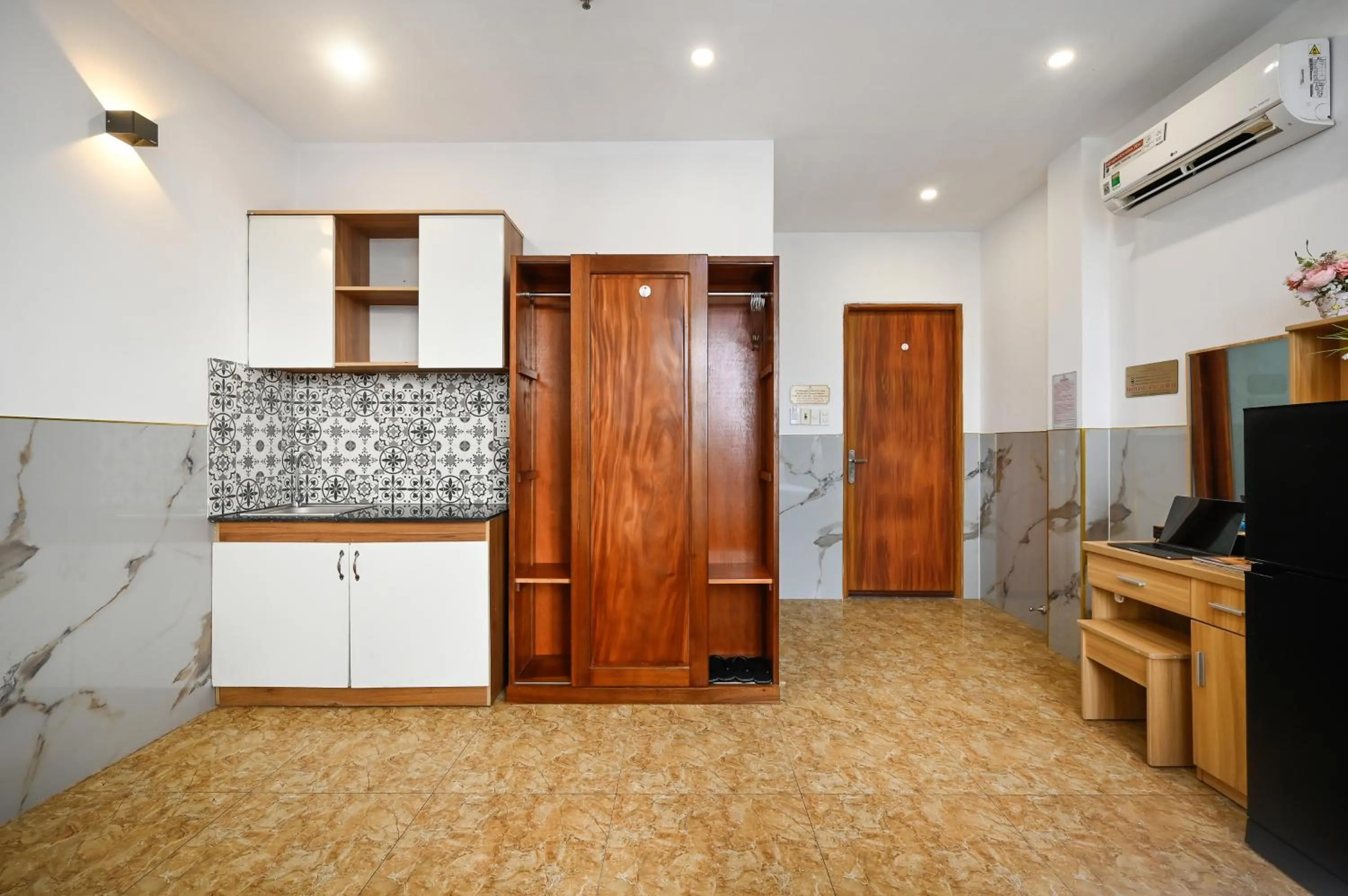 TV and multimedia in Yoyo Airport Saigon Hotel