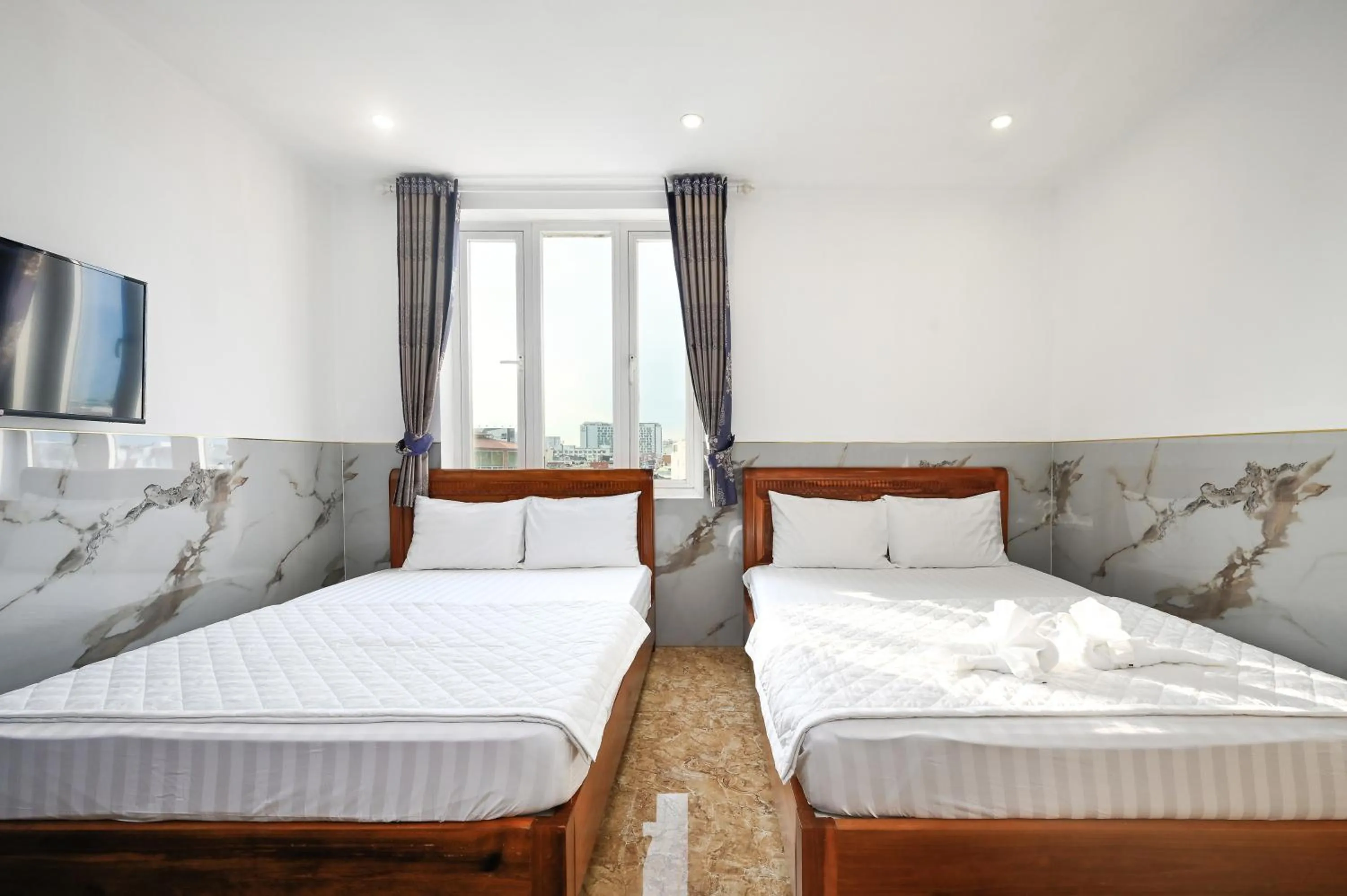 Bed in Yoyo Airport Saigon Hotel