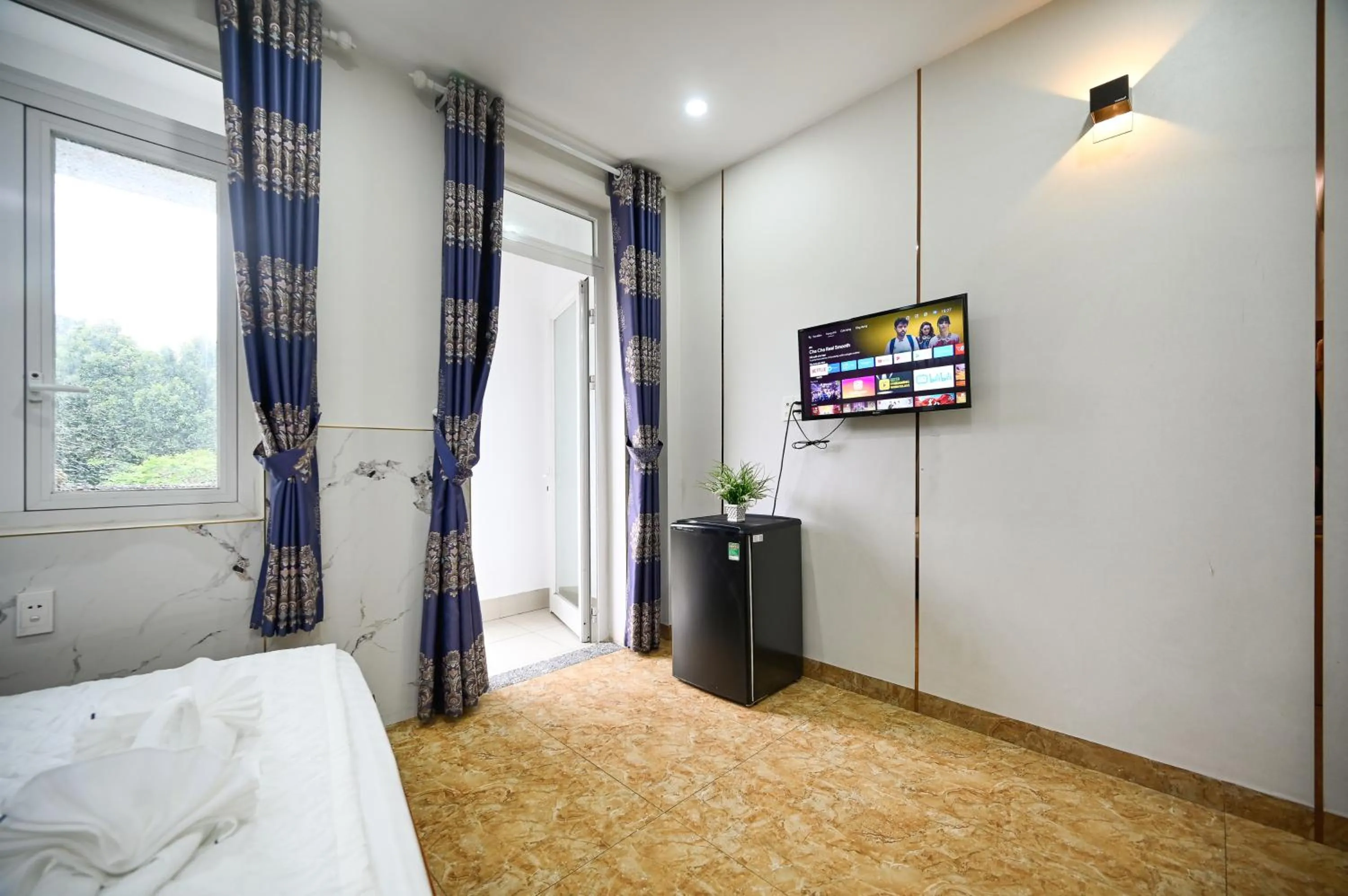 Bed in Yoyo Airport Saigon Hotel