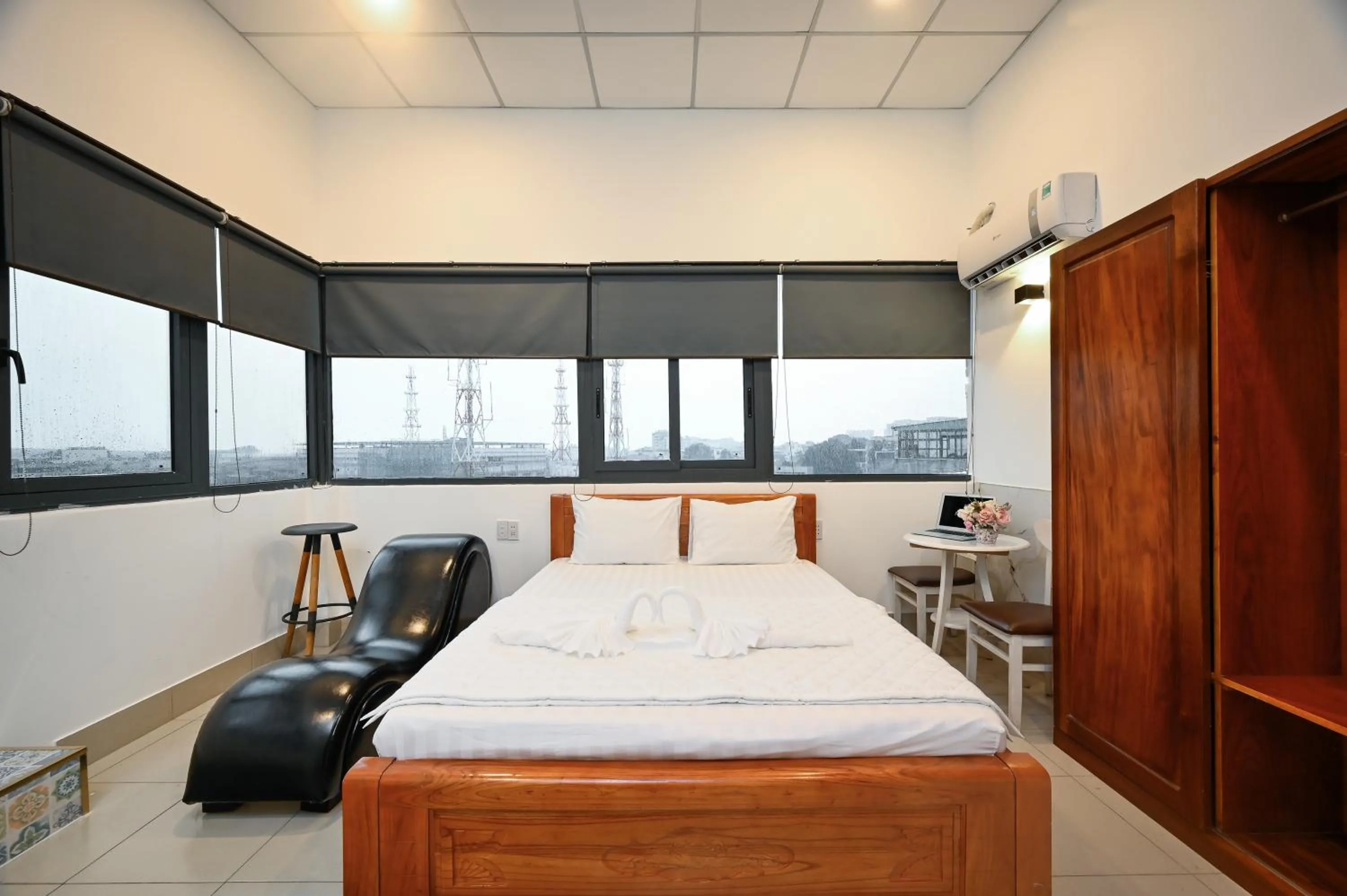 Bedroom, Bed in Yoyo Airport Saigon Hotel