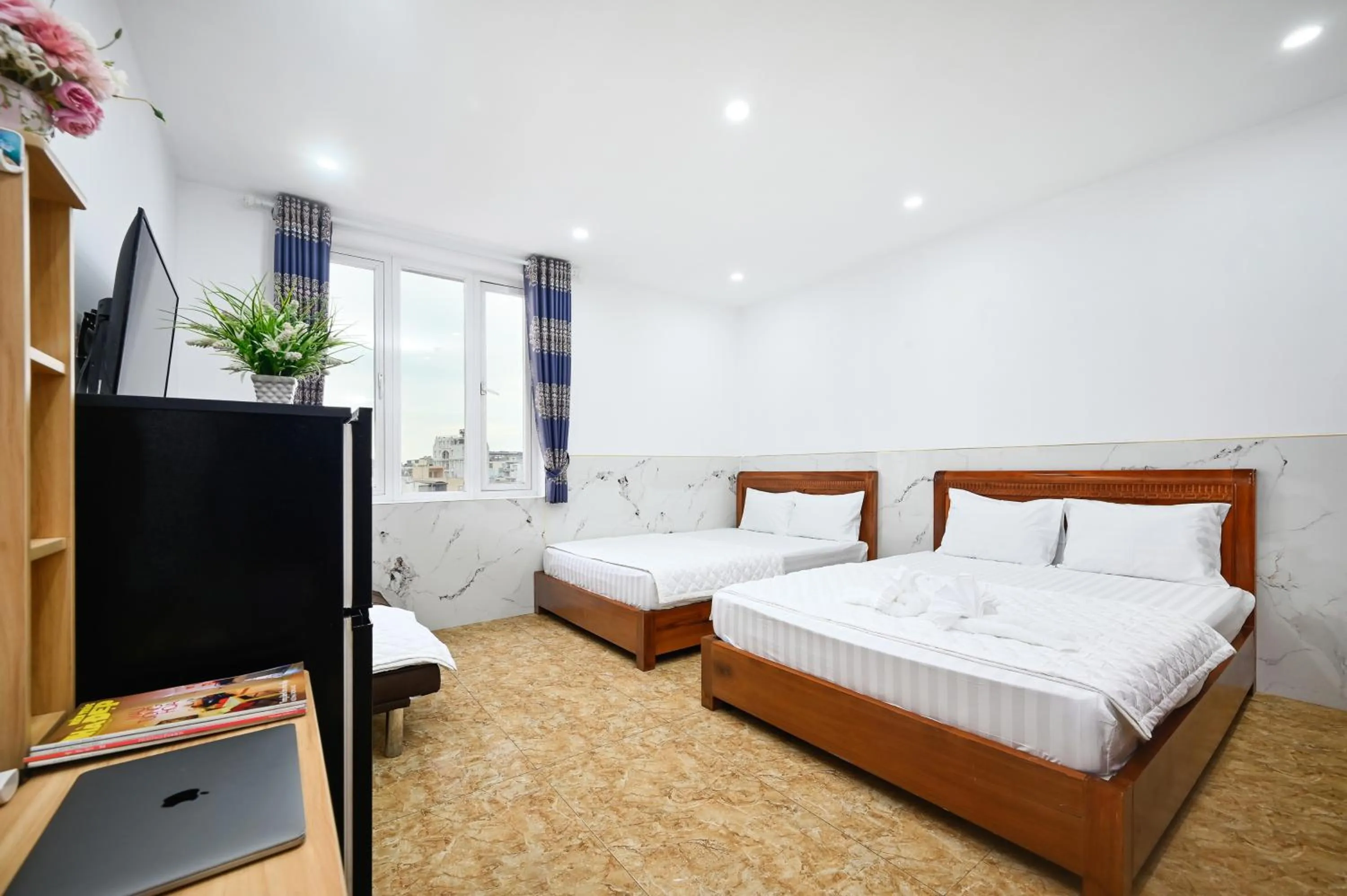 Photo of the whole room, Bed in Yoyo Airport Saigon Hotel