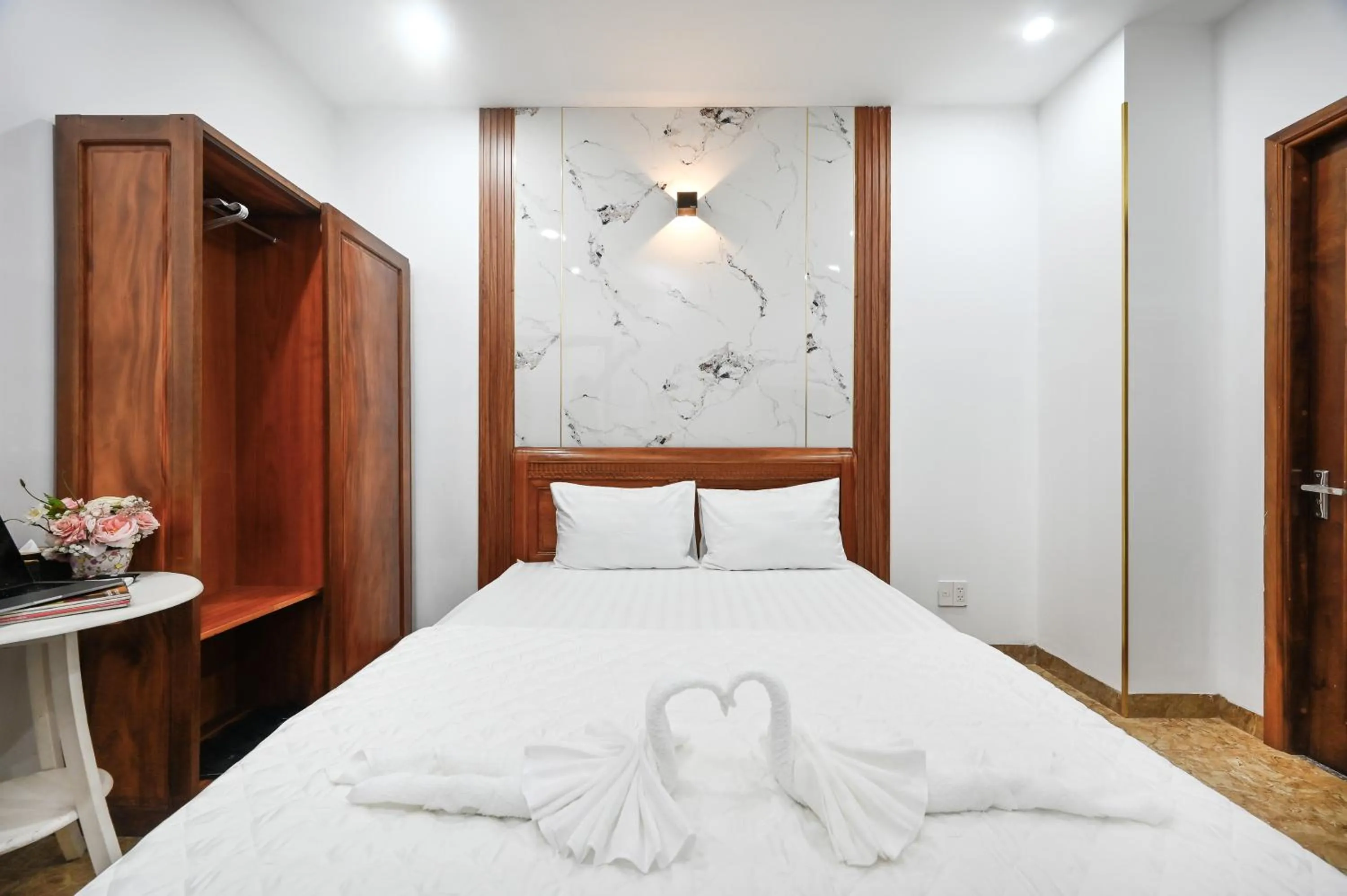 Photo of the whole room, Bed in Yoyo Airport Saigon Hotel