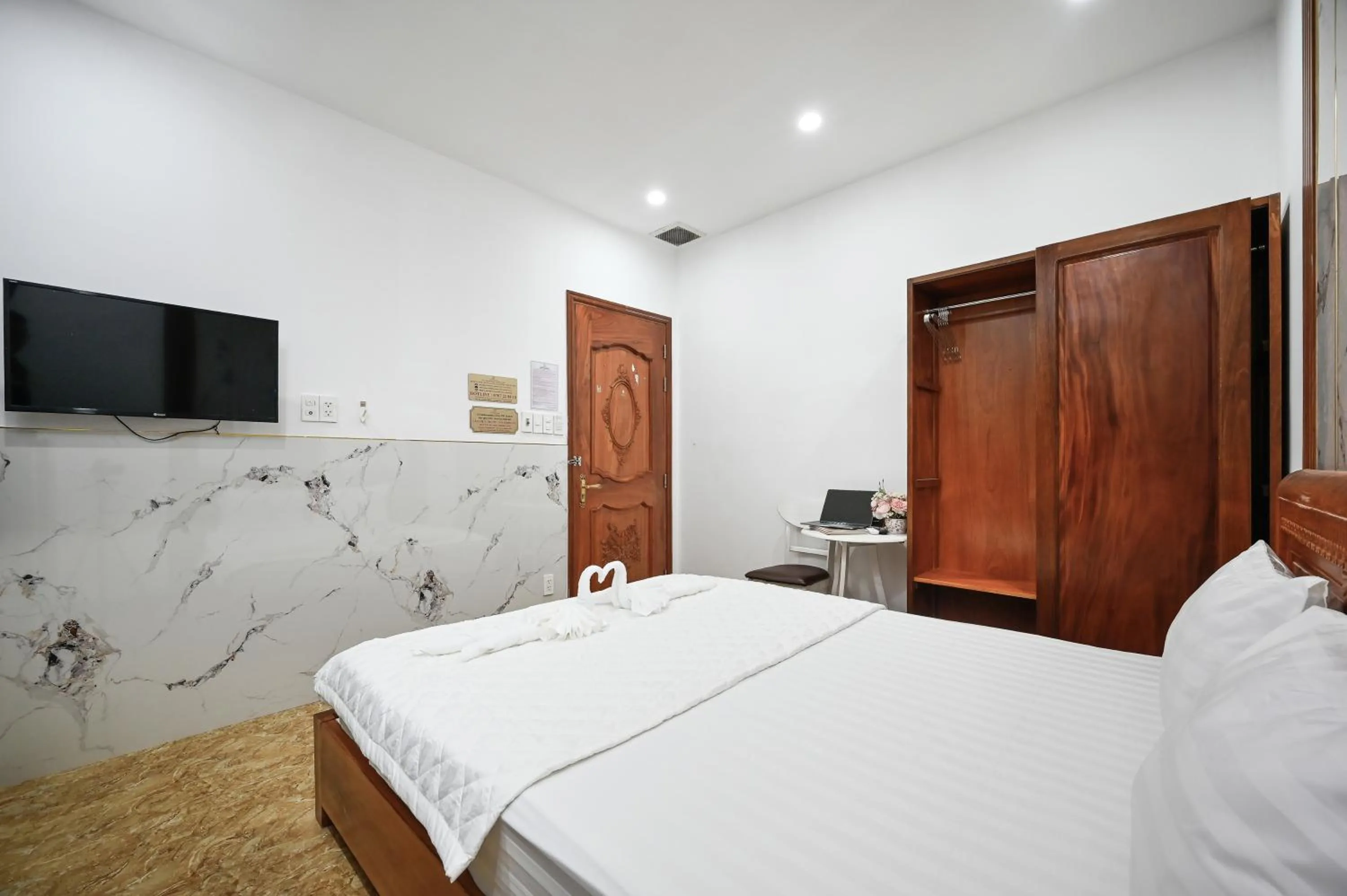 Bed in Yoyo Airport Saigon Hotel