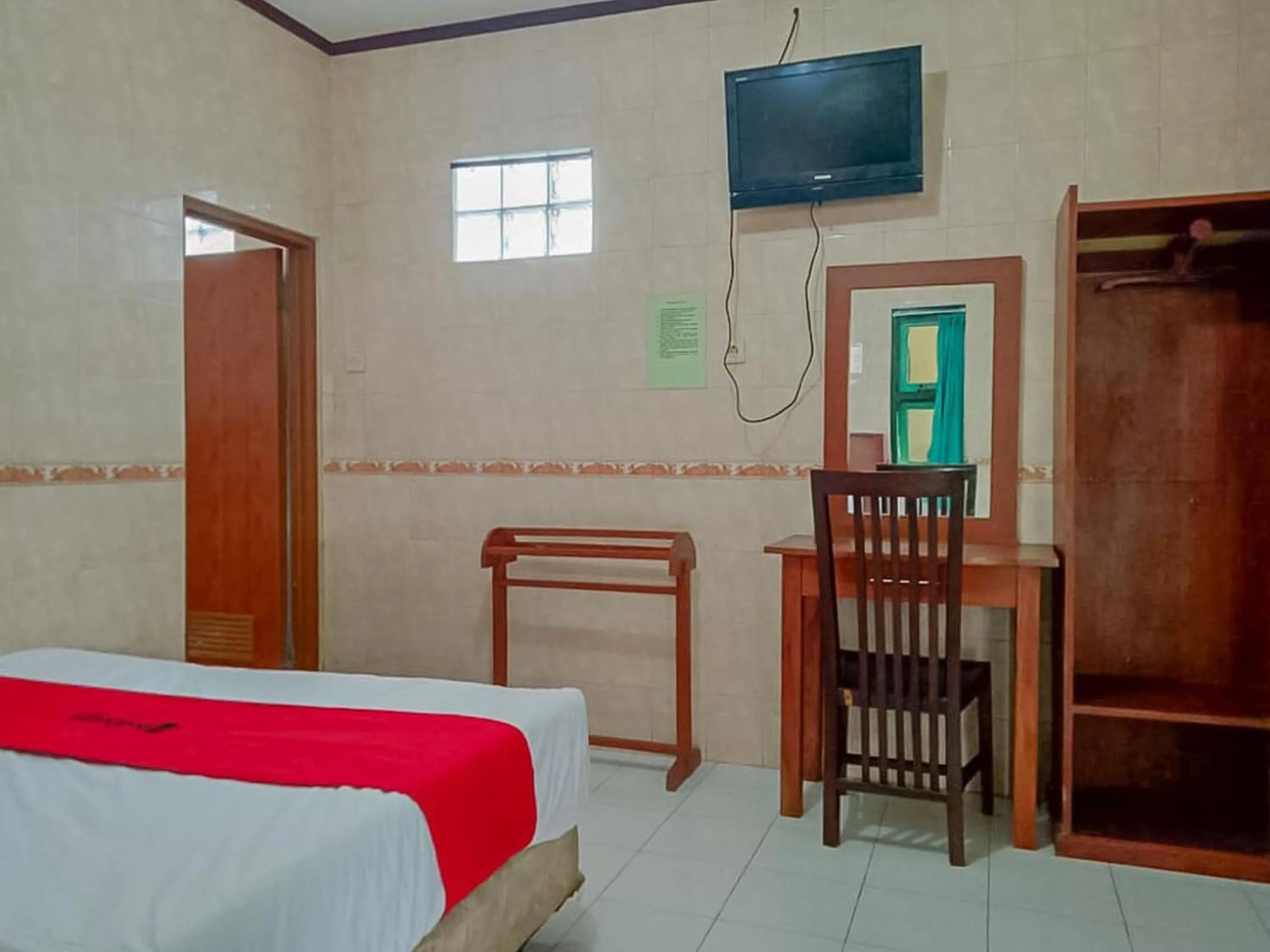 Bedroom, Bed in RedDoorz Syariah @ Hotel Sidomulyo Pacitan