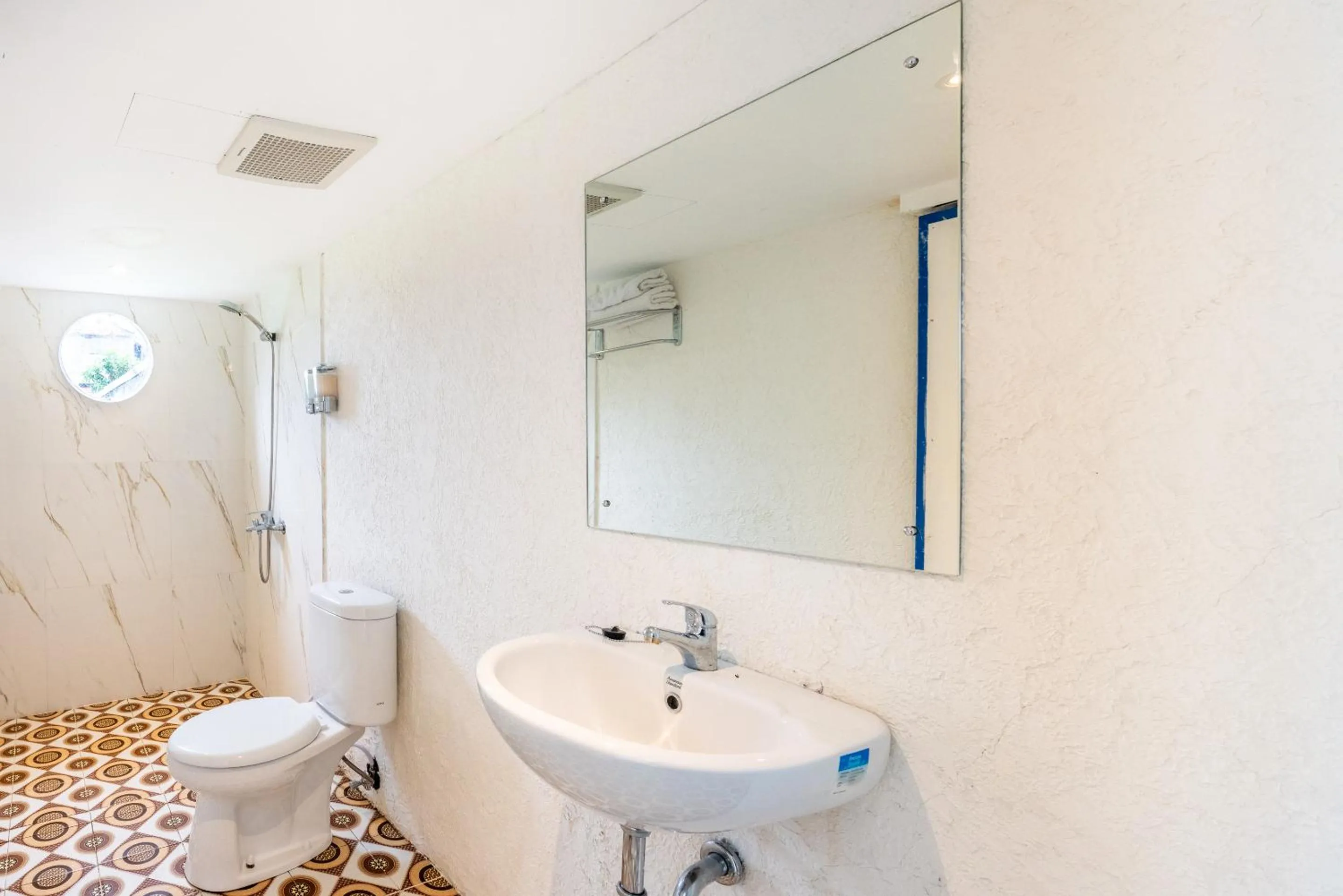 Bathroom in Anny Guesthouse by ecommerceloka