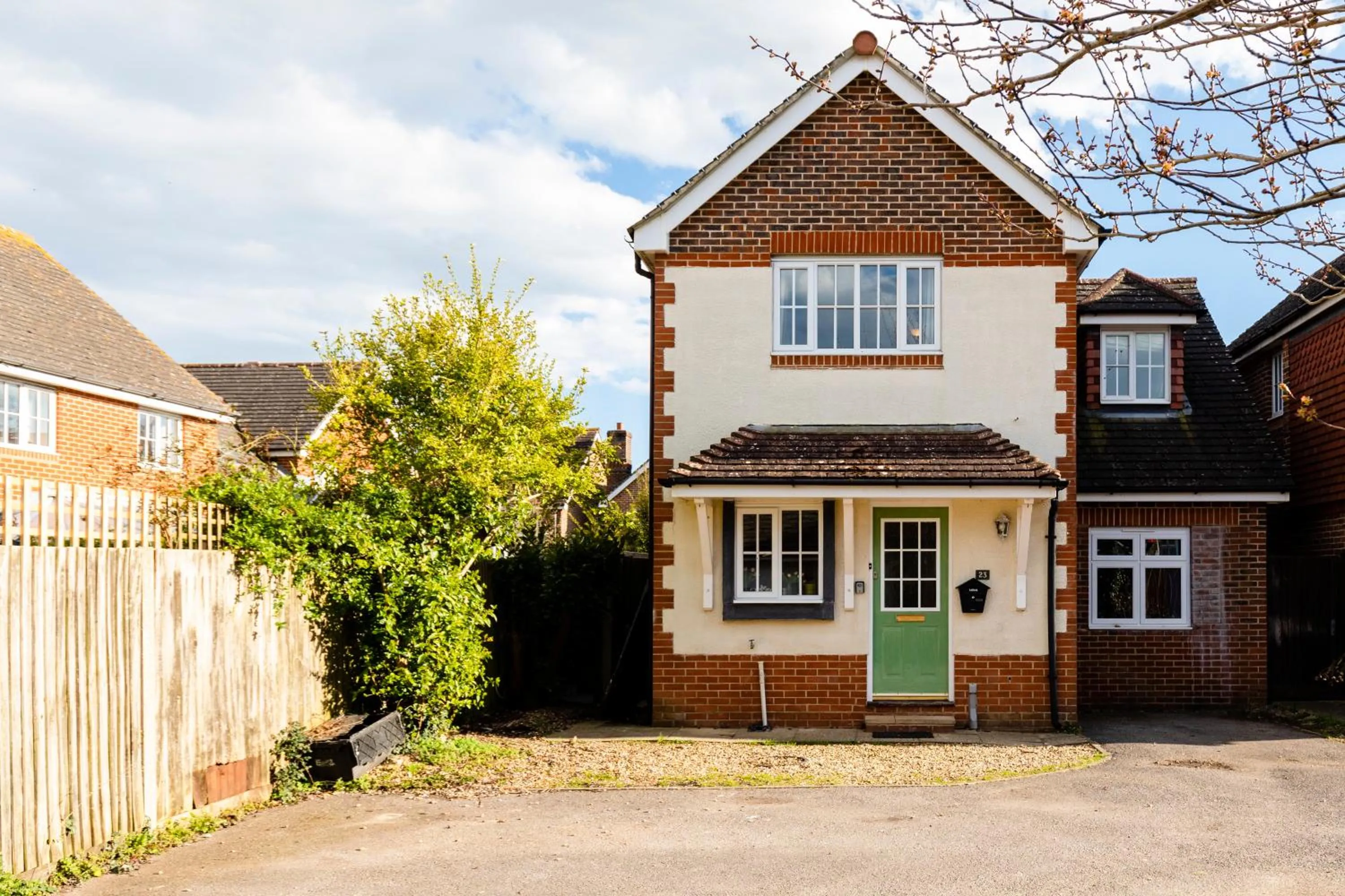 Chichester retreat house with free parking