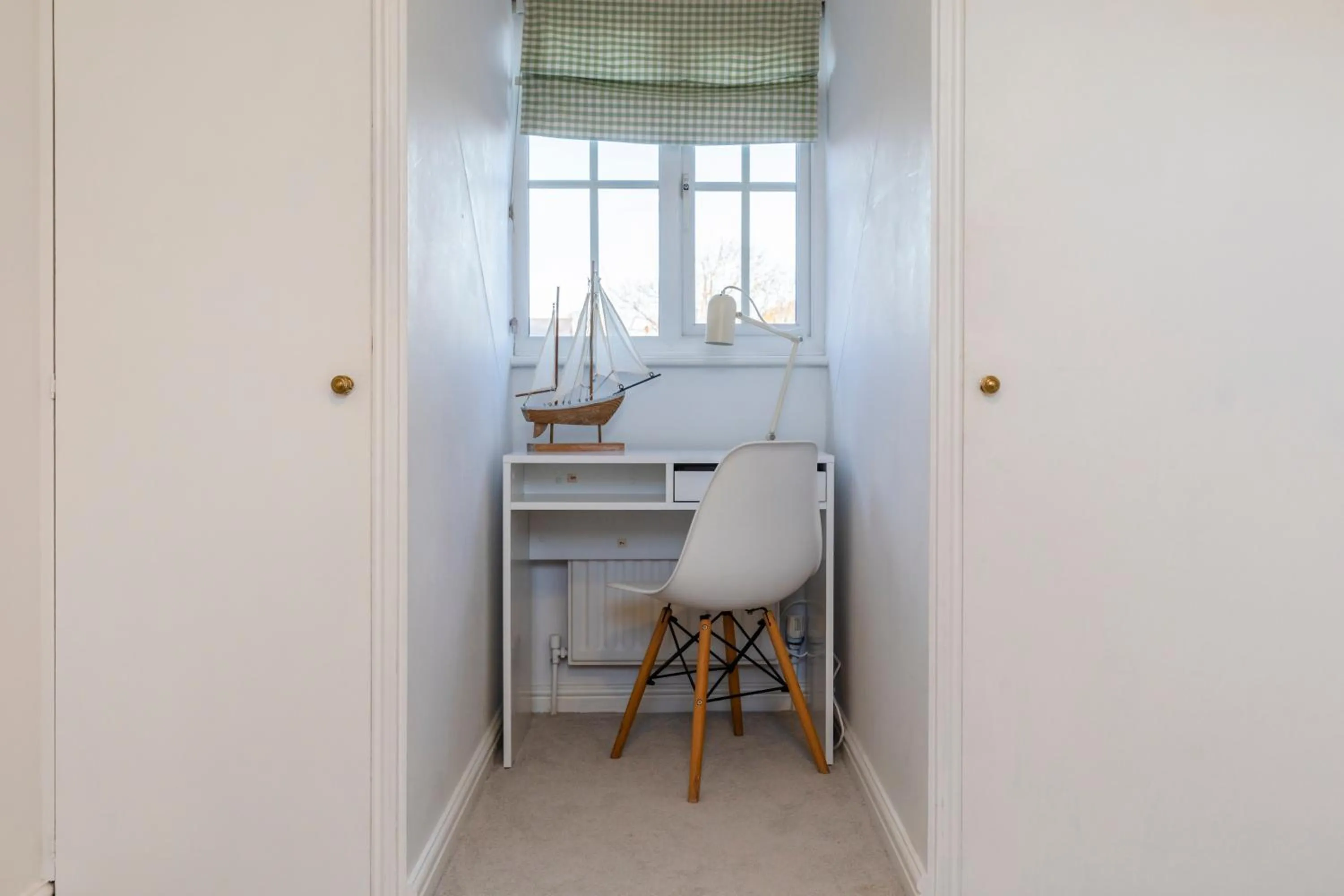 Chichester retreat house with free parking