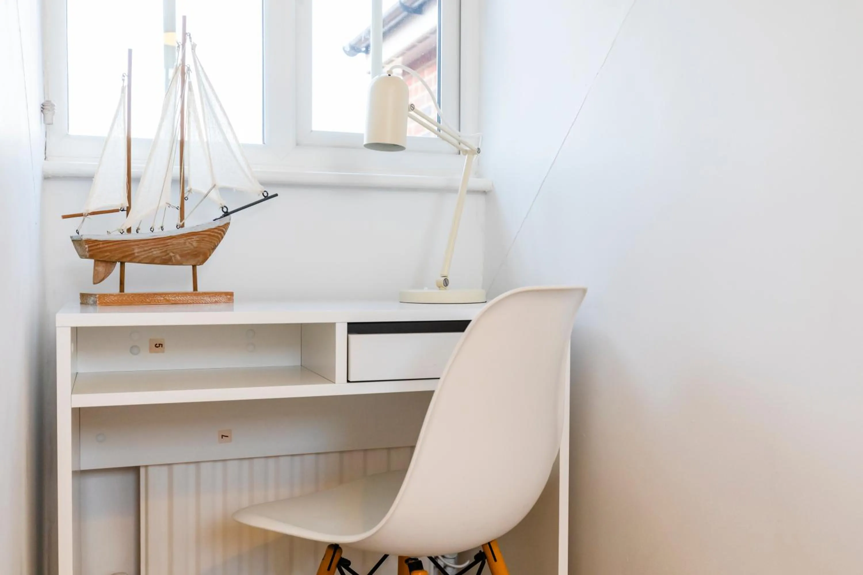 Chichester retreat house with free parking