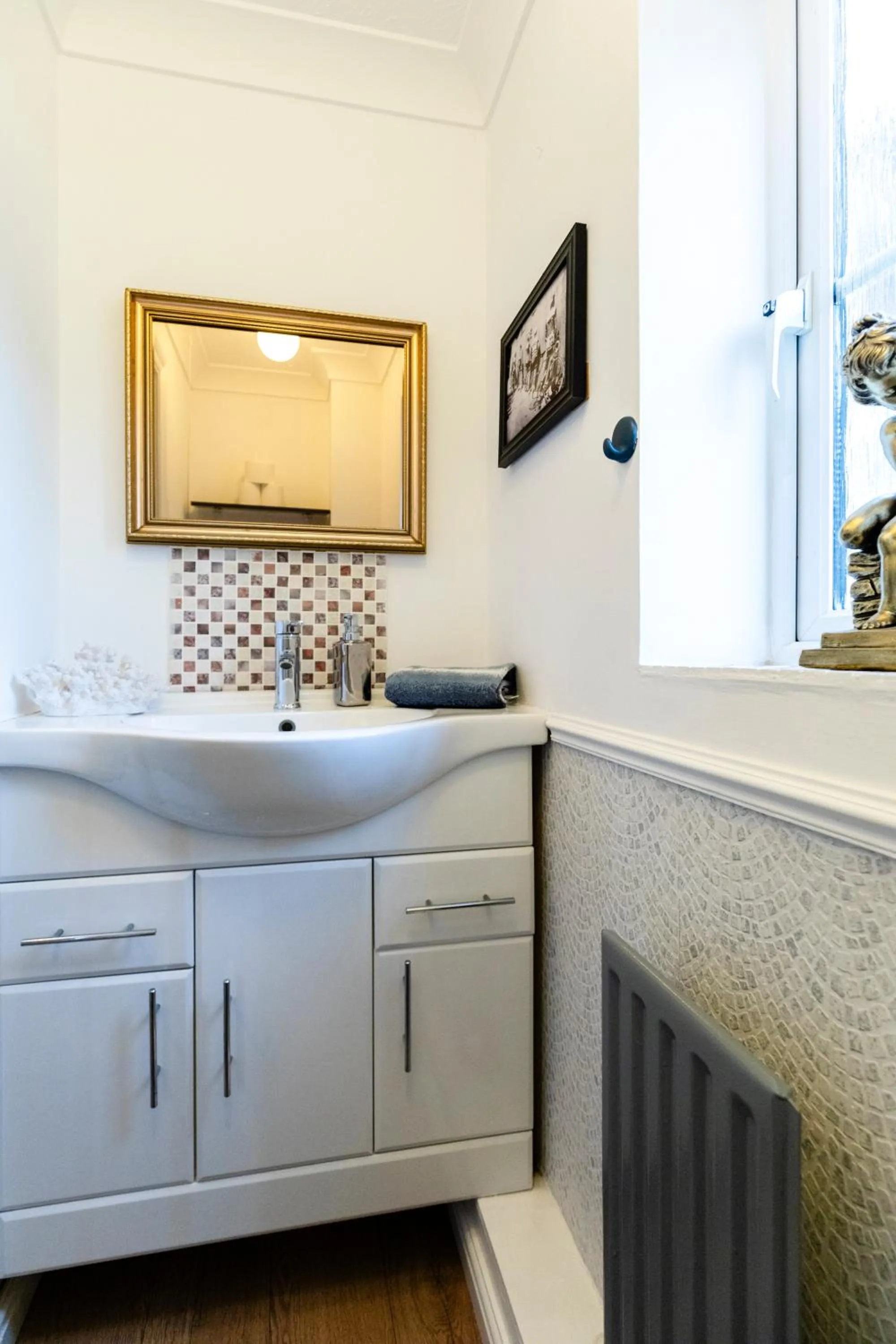 Chichester retreat house with free parking