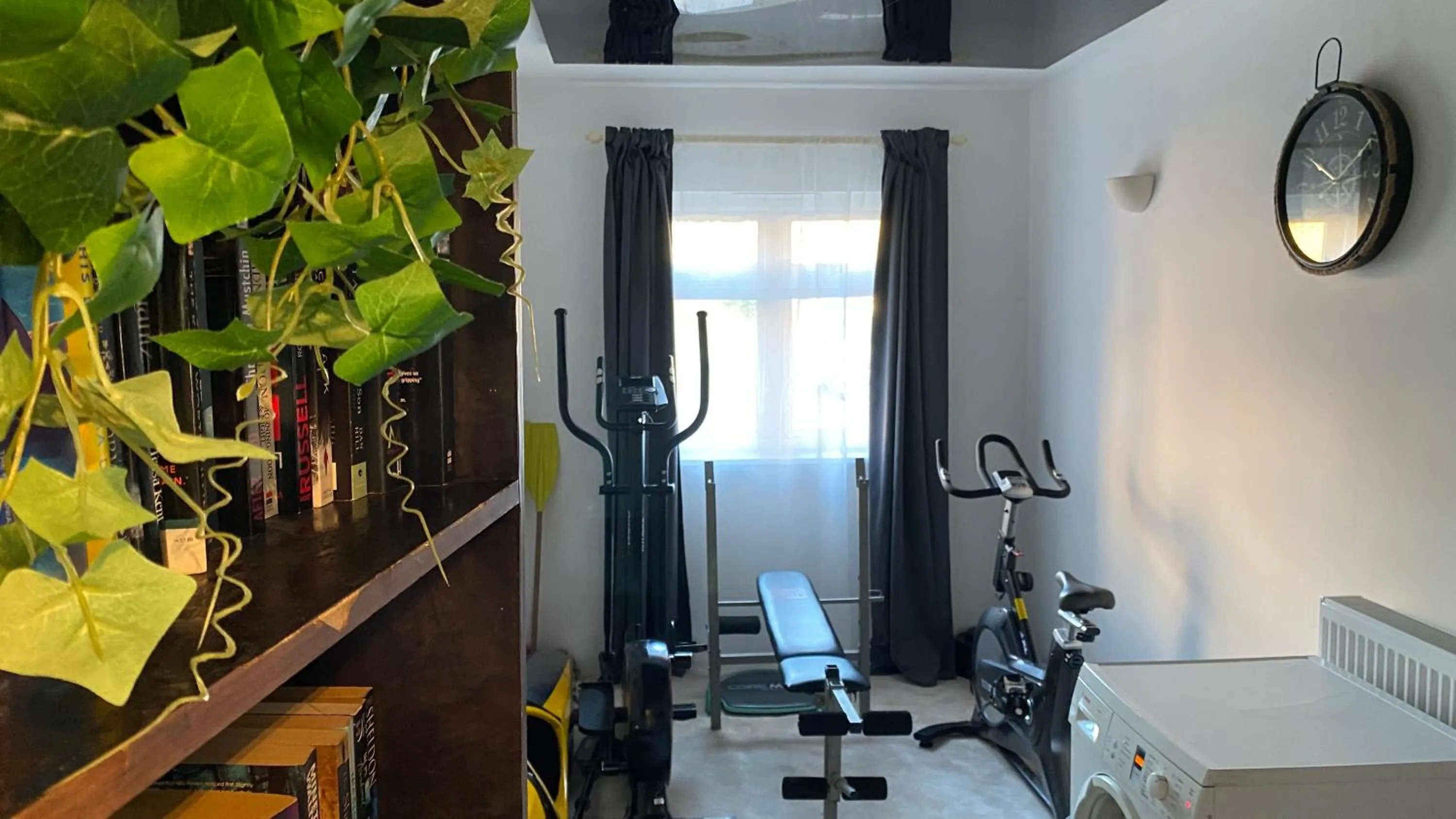 Chichester retreat house with free parking