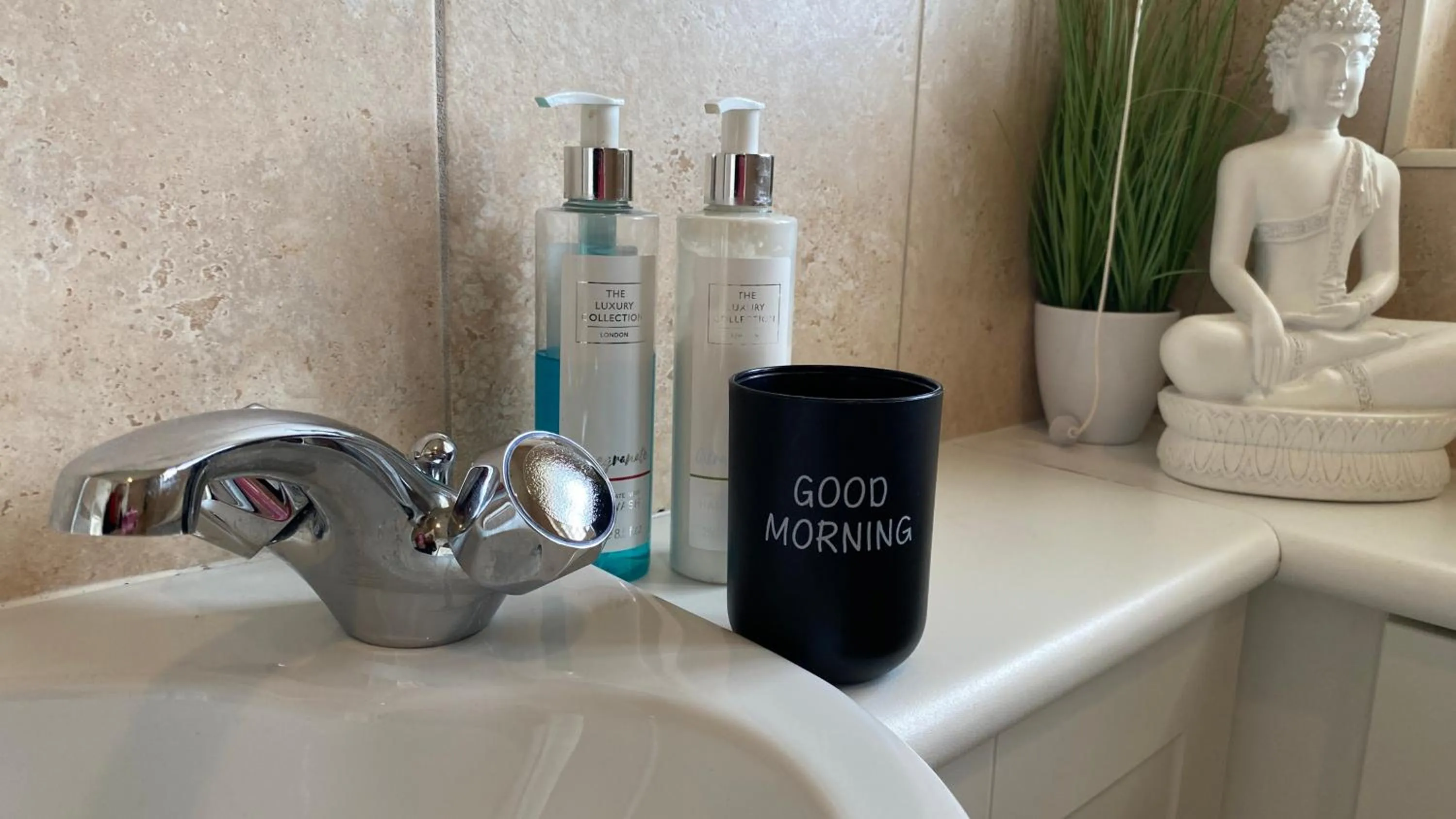 Chichester retreat house with free parking