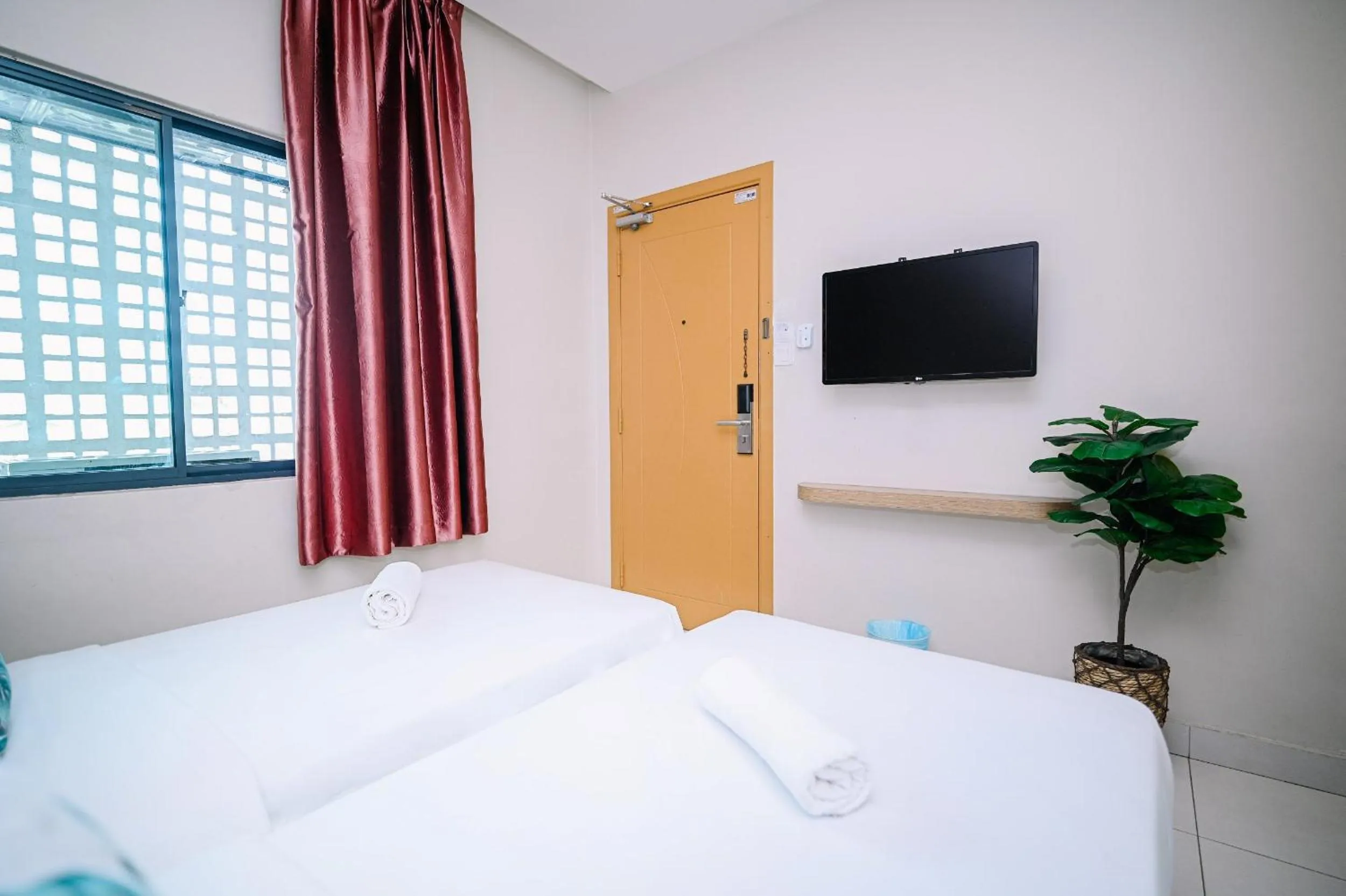 Bed in Swing & Pillows - PJ21 Petaling Jaya