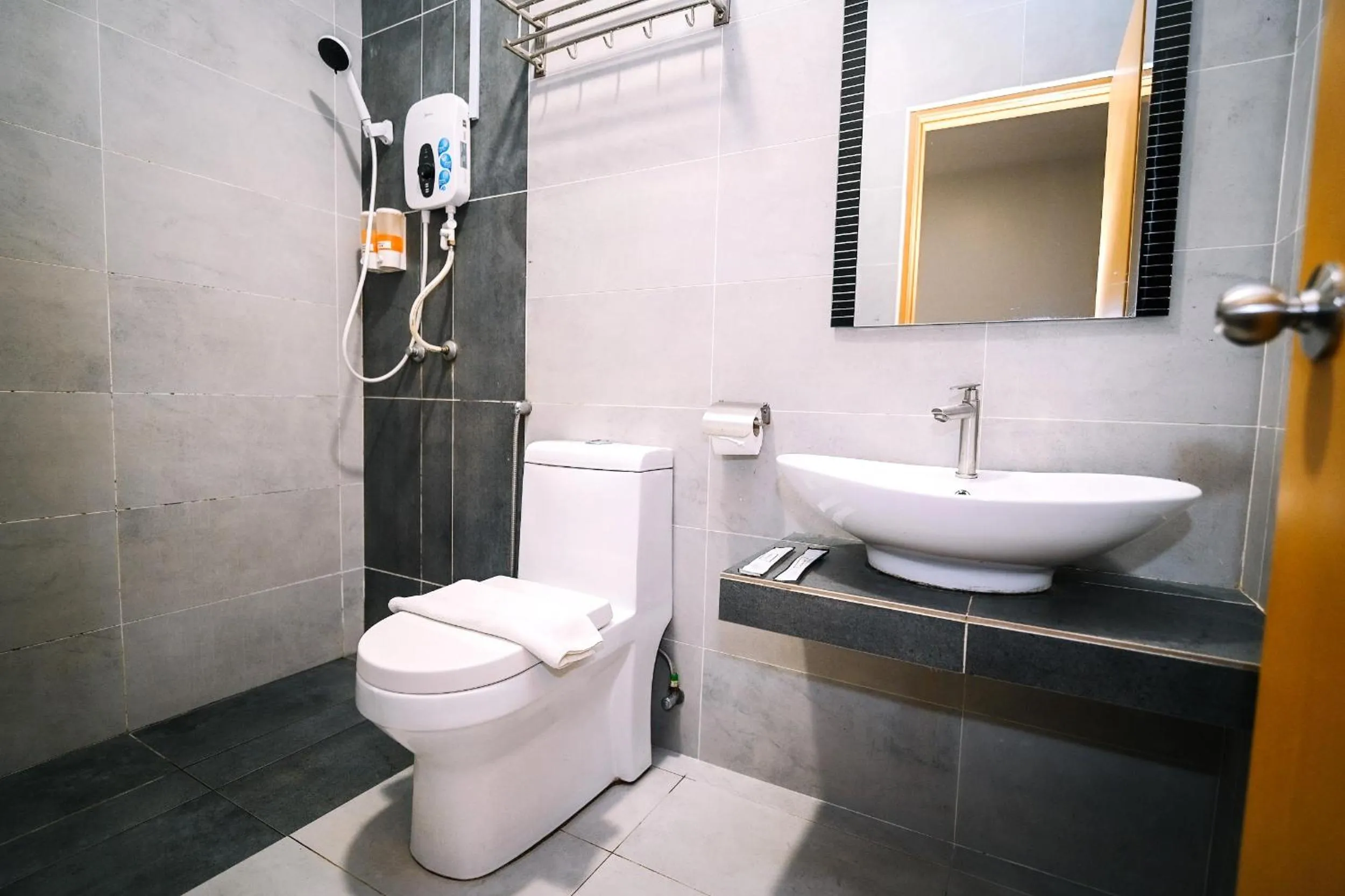 Shower in Swing & Pillows - PJ21 Petaling Jaya